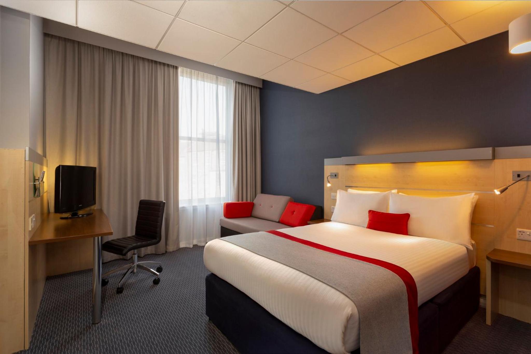 Standard Double Room with Sofa Bed and Free Hot Breakfast - Photo 5