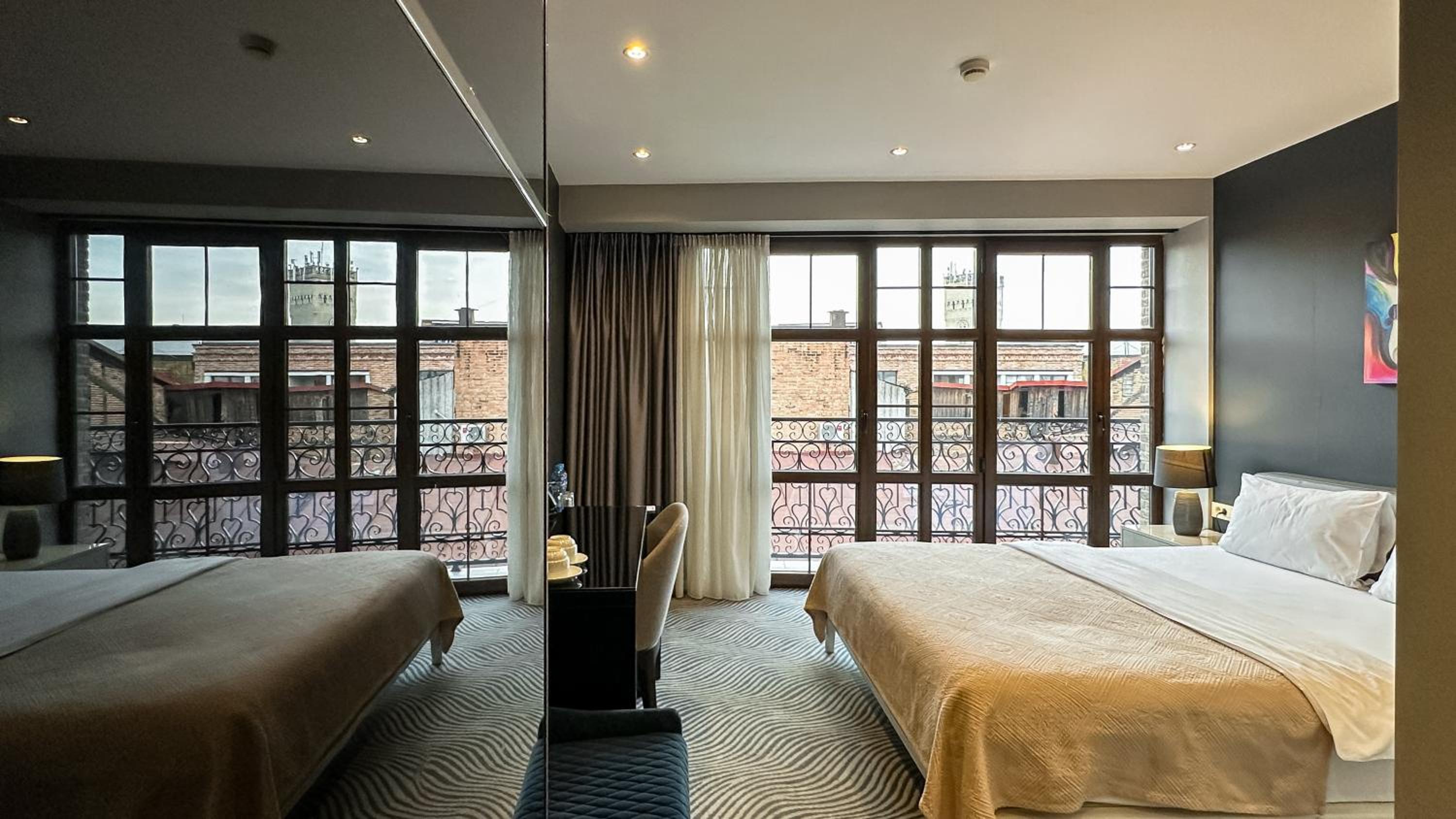 King Room with Balcony - Photo 7