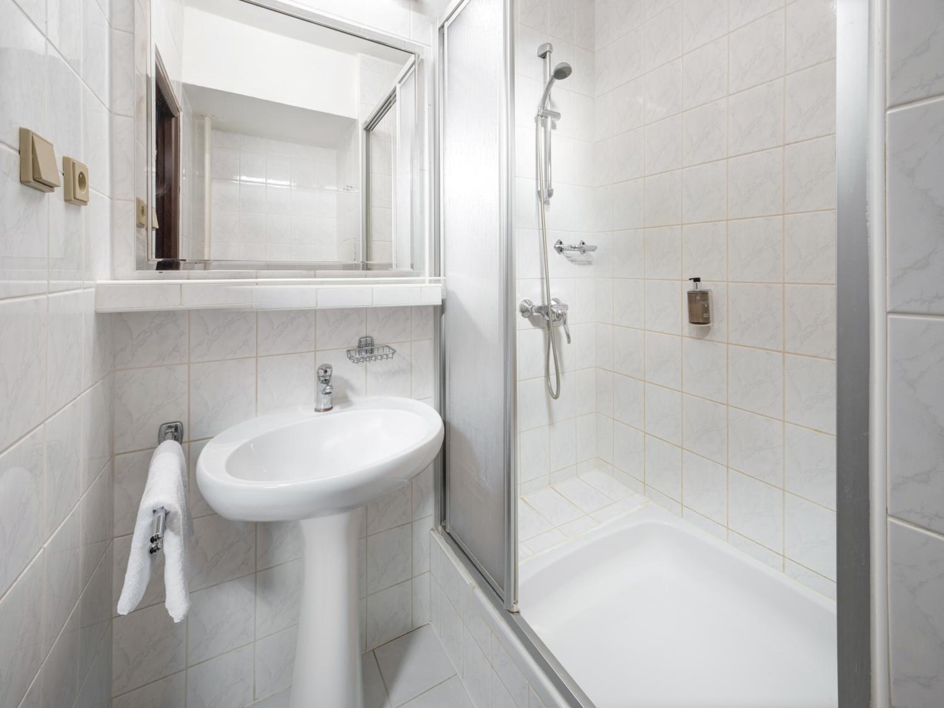 Double or Twin Room - Photo 3
