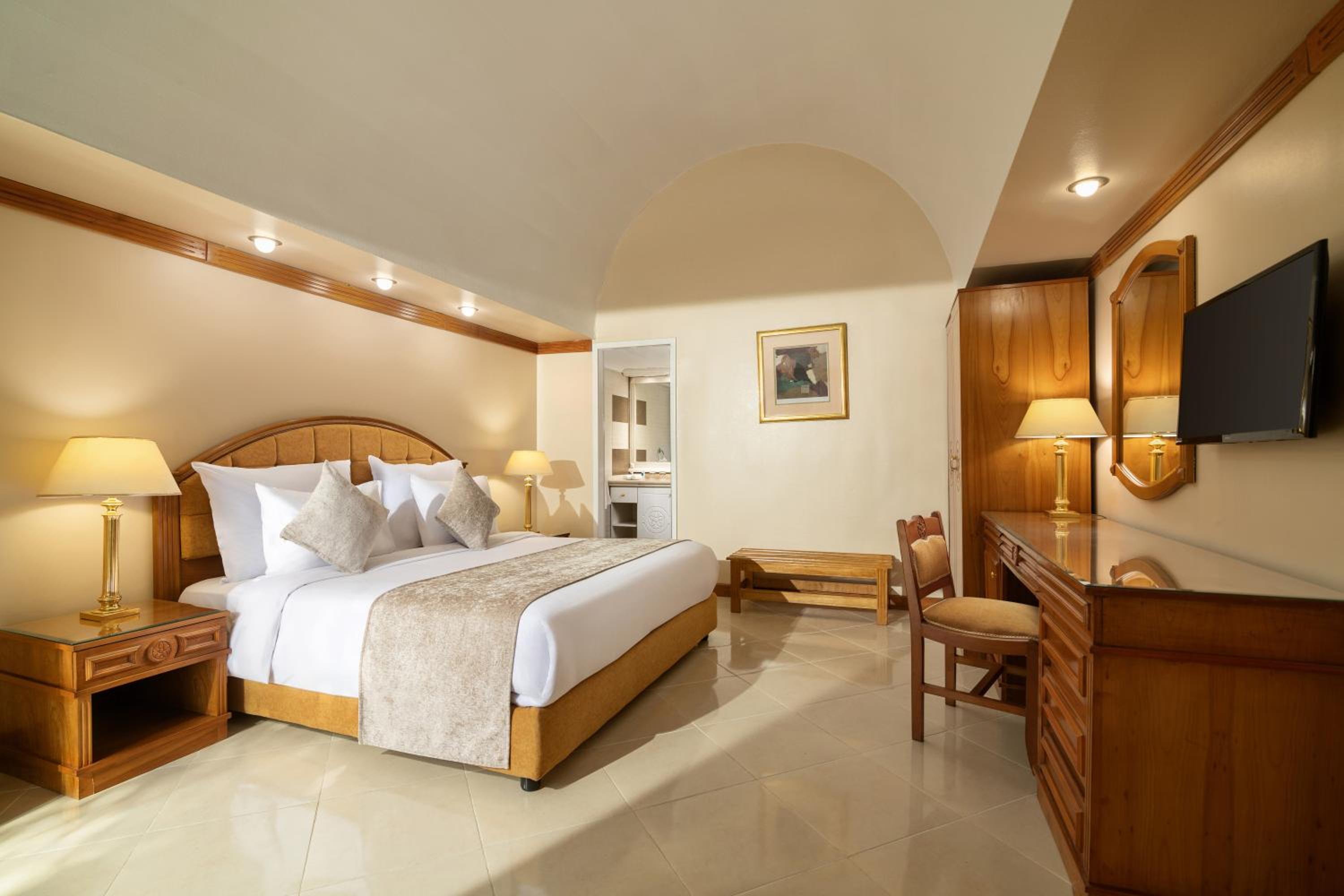 Family Suite, King Bed, Garden View