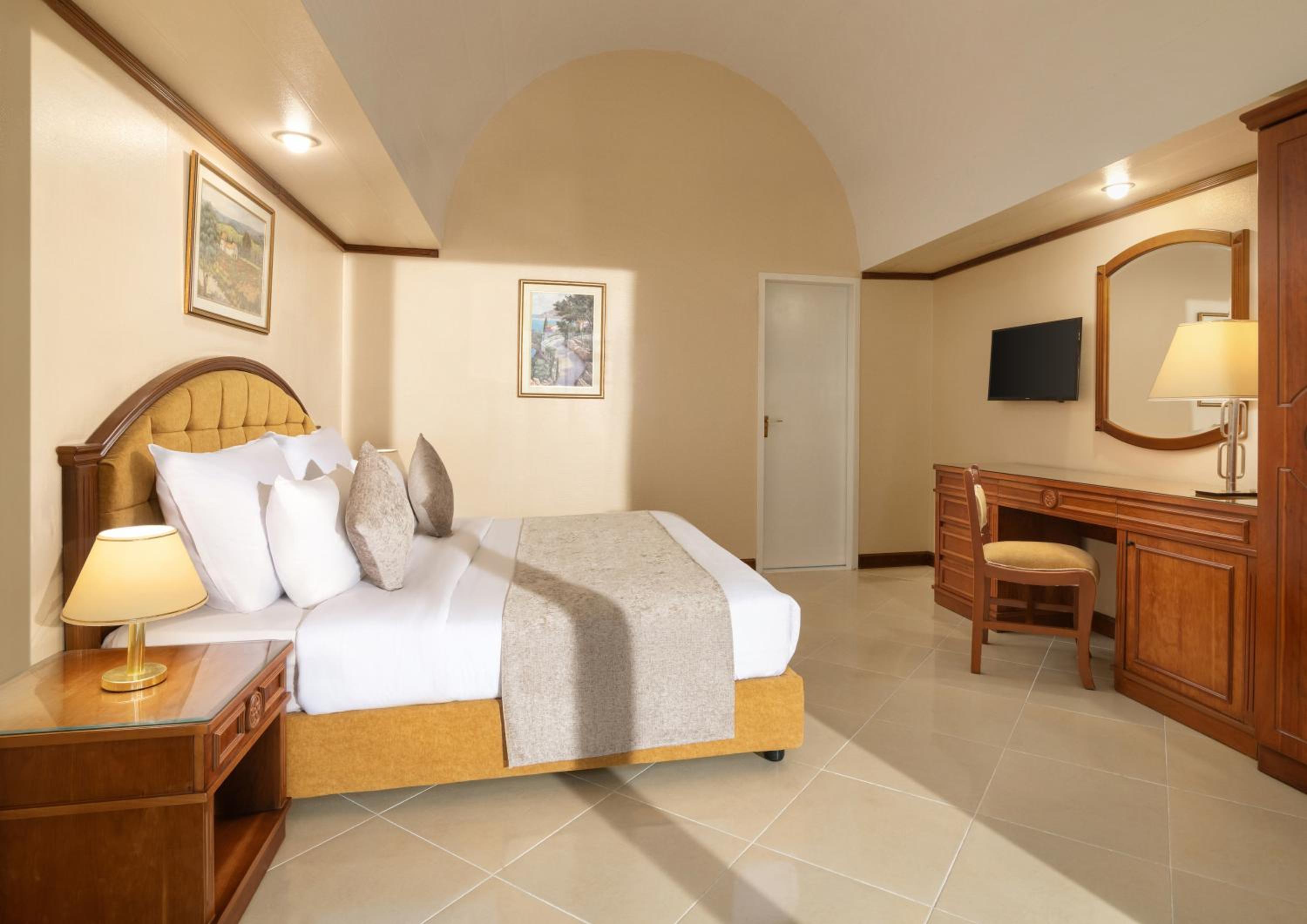 Family Suite, King Bed, Garden View