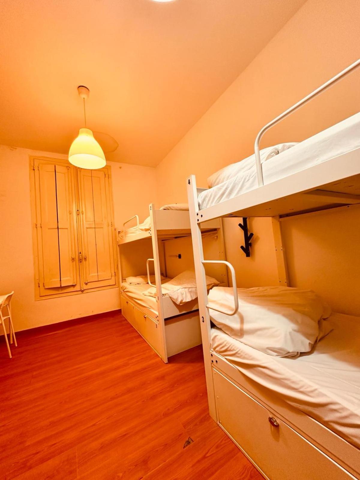 Cama en Habitación Compartida Femenina de 6 Camas