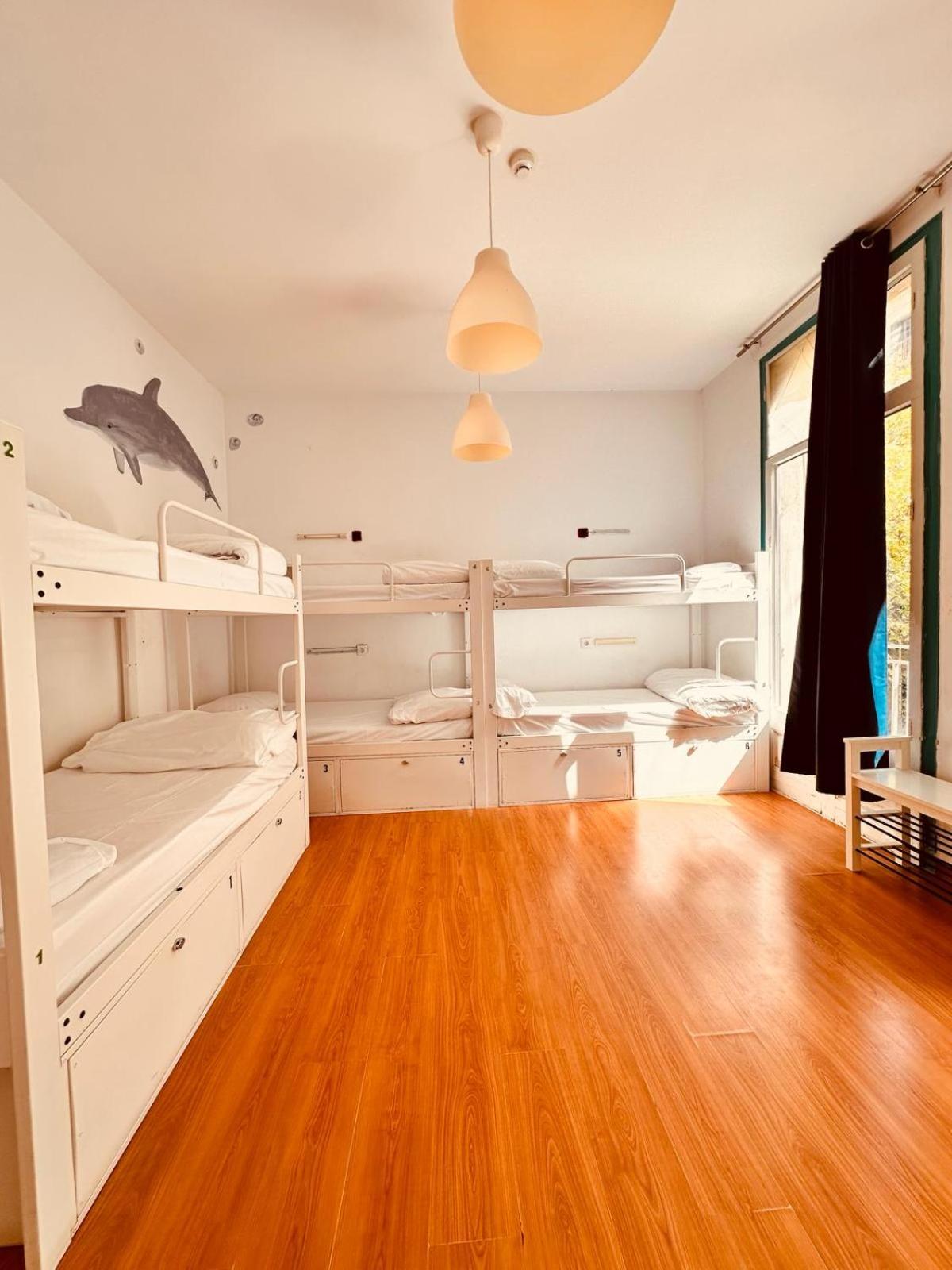 Cama individual en habitación compartida femenina