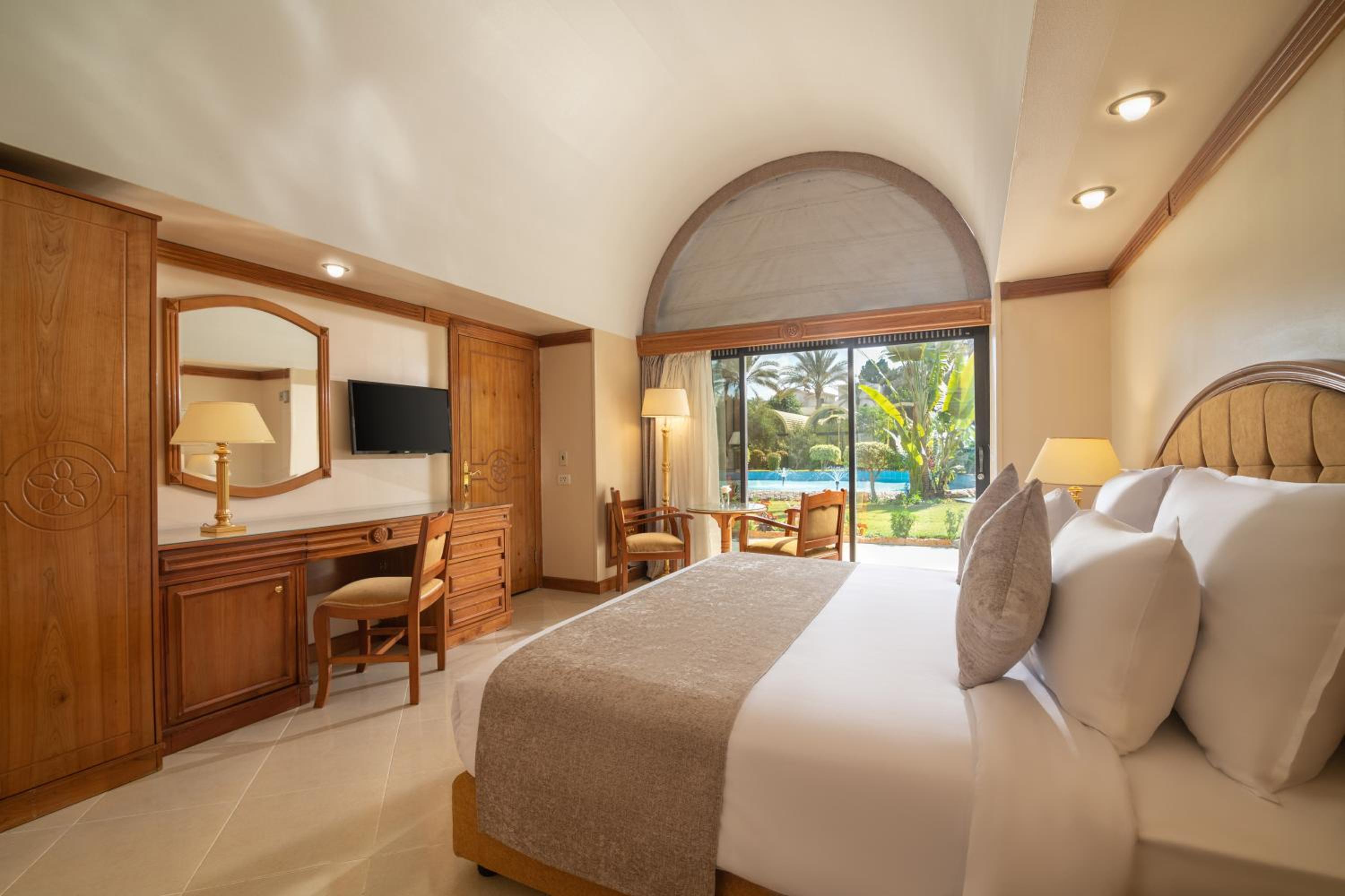 Family Suite, King Bed, Garden View