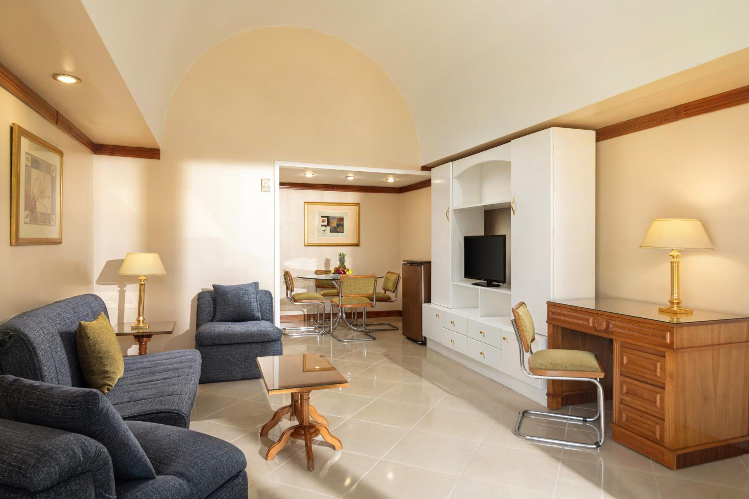Family Suite, King Bed, Garden View