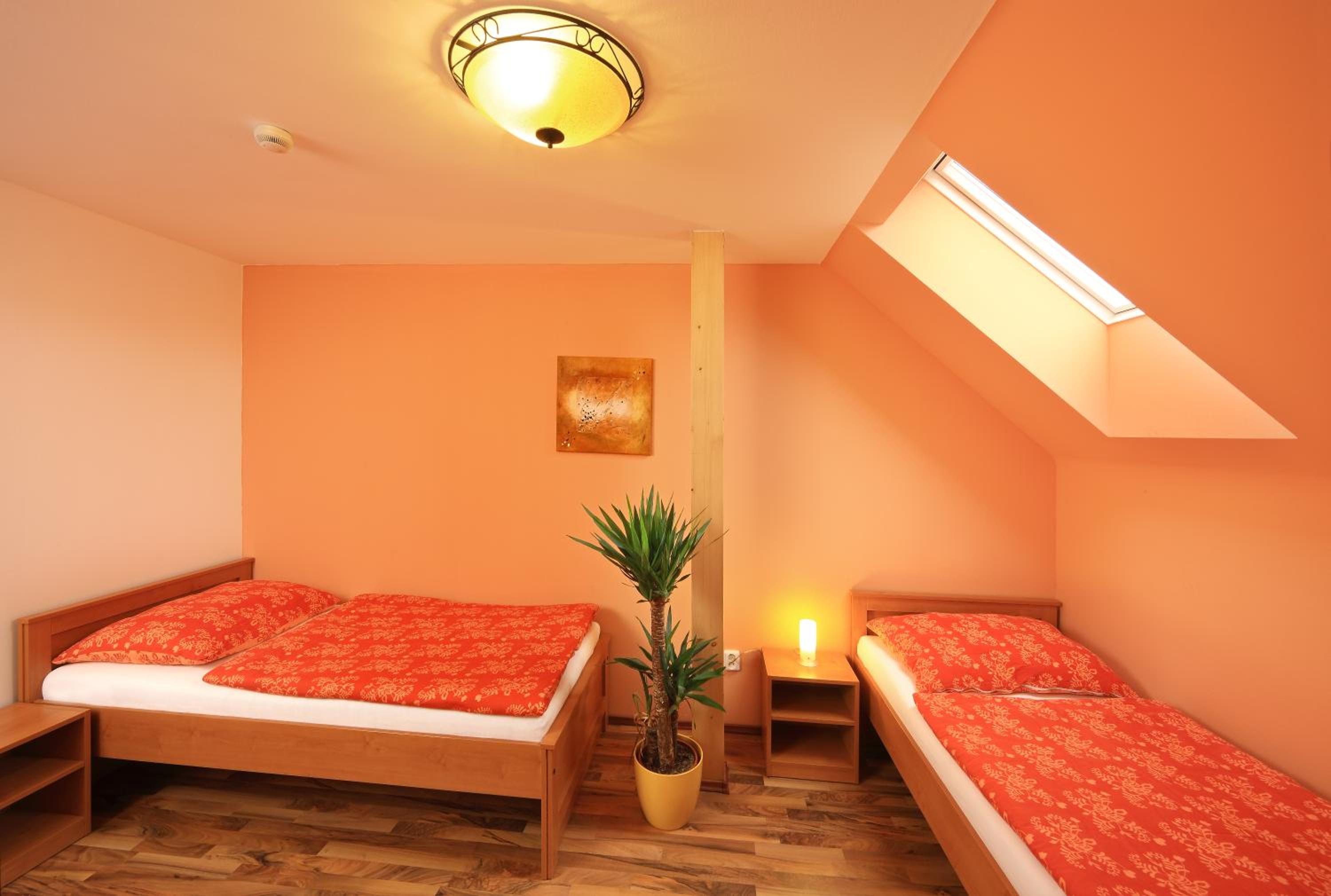 Economy Twin Room - Photo 4