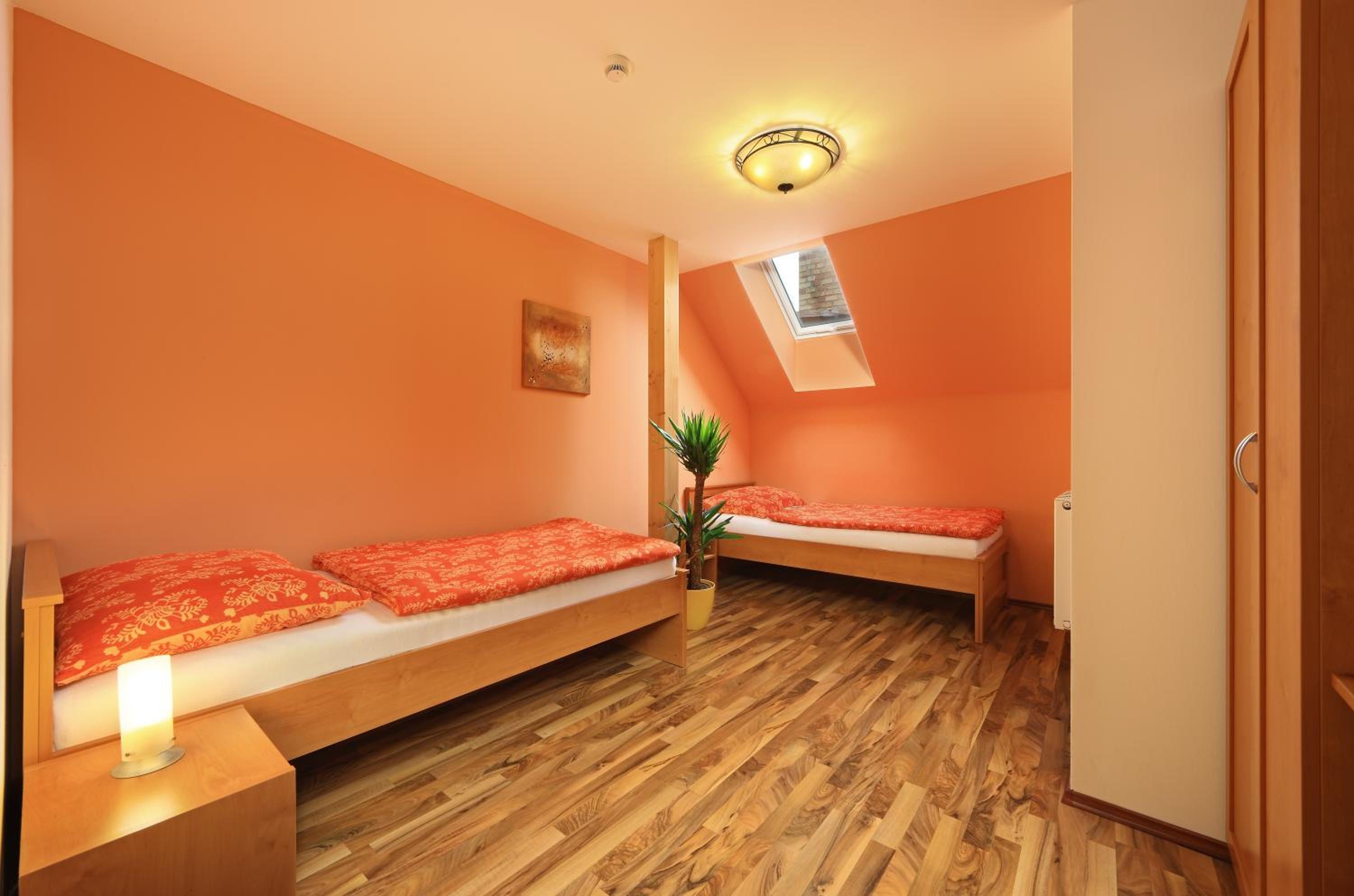 Economy Twin Room - Photo 2