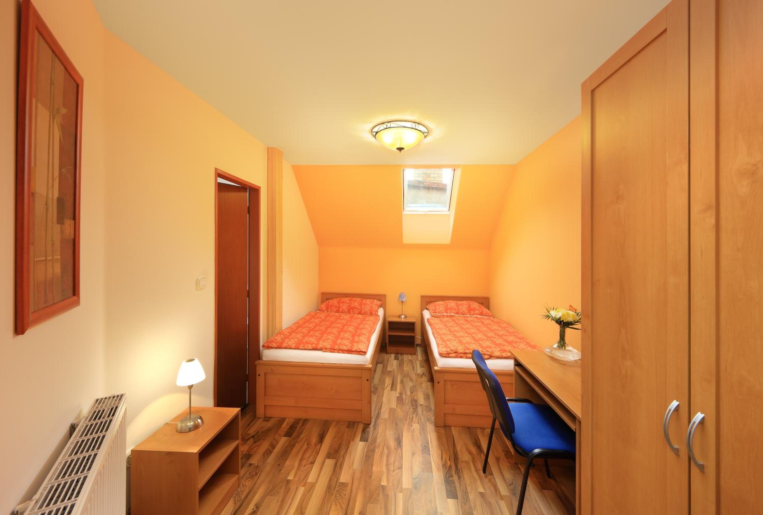 Economy Twin Room - Photo 1