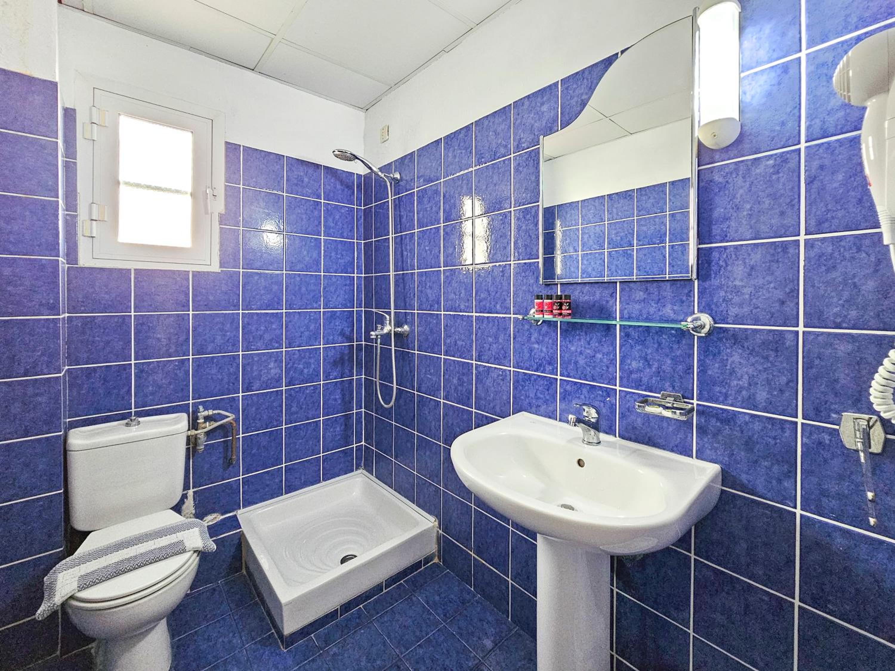Budget Double Room - Photo 16