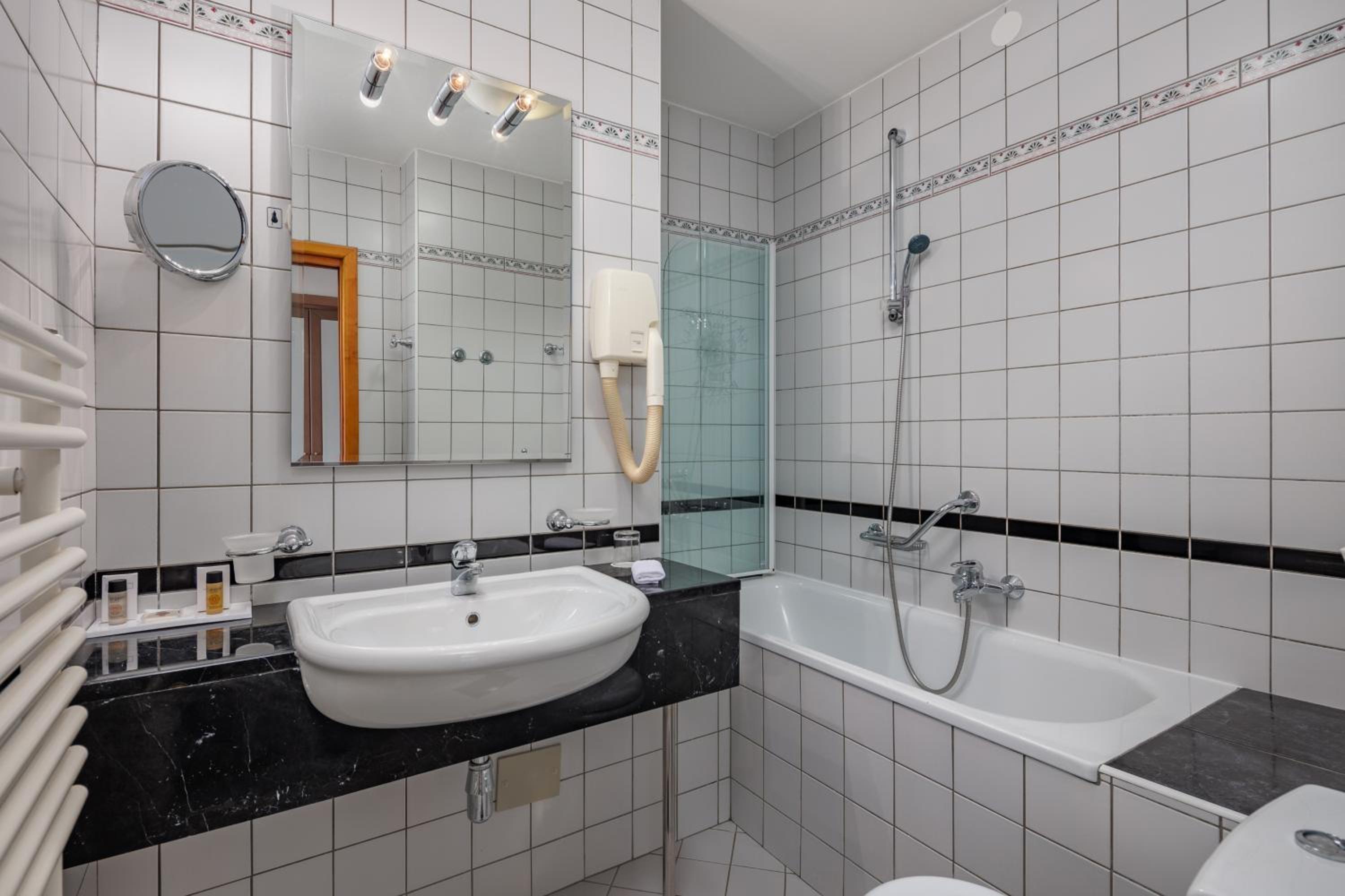 Standard Double or Twin Room - Photo 4