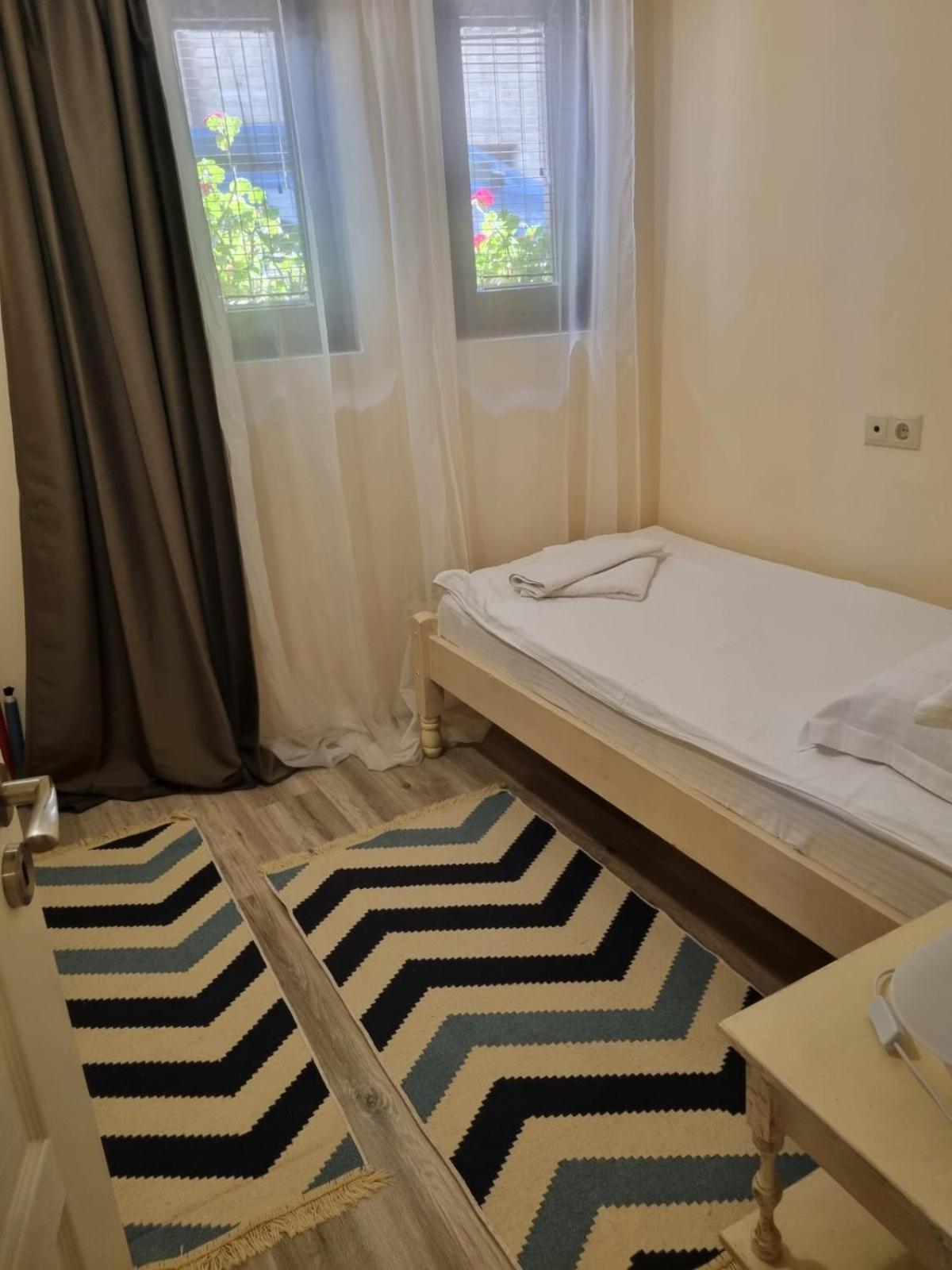 One Bedroom Apartment with Street View photo 2