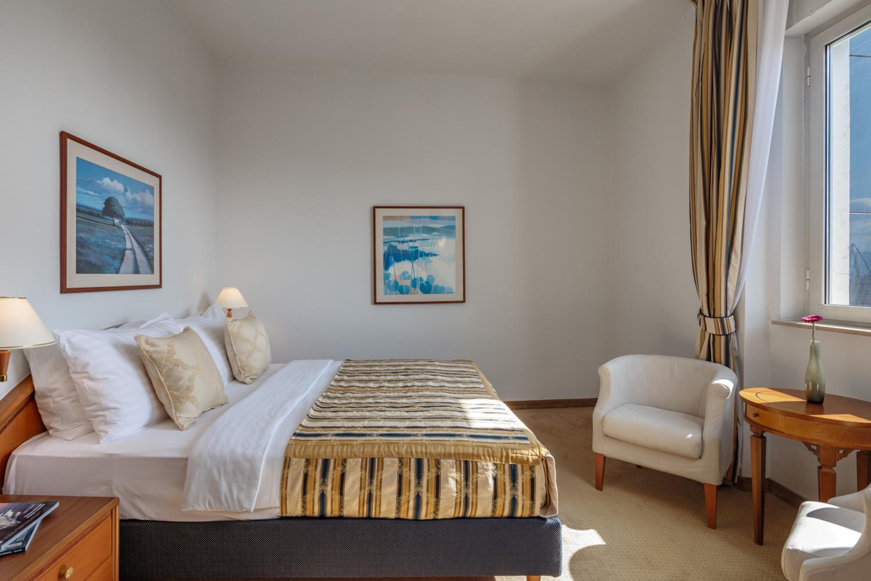 Standard Double or Twin Room - Photo 2