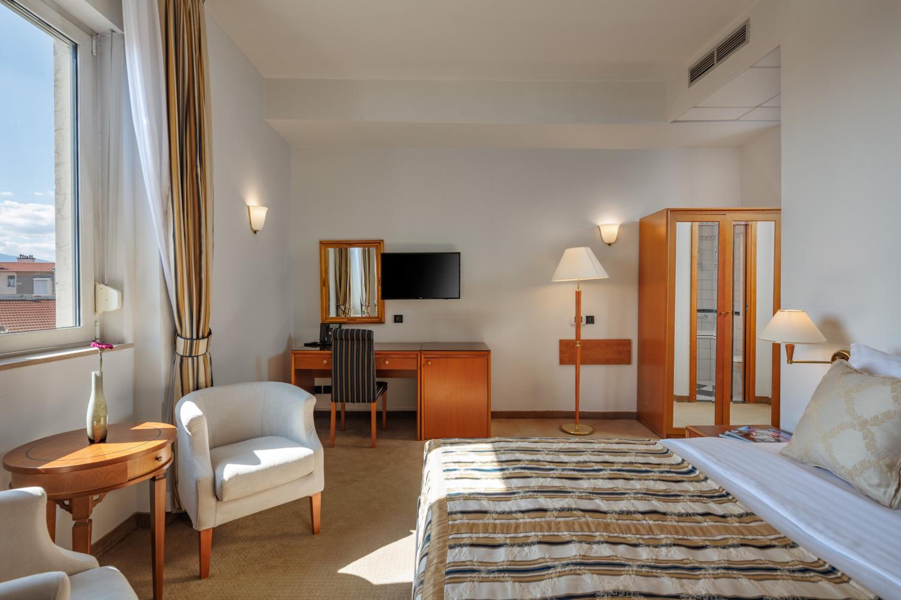 Standard Double or Twin Room - Photo 3