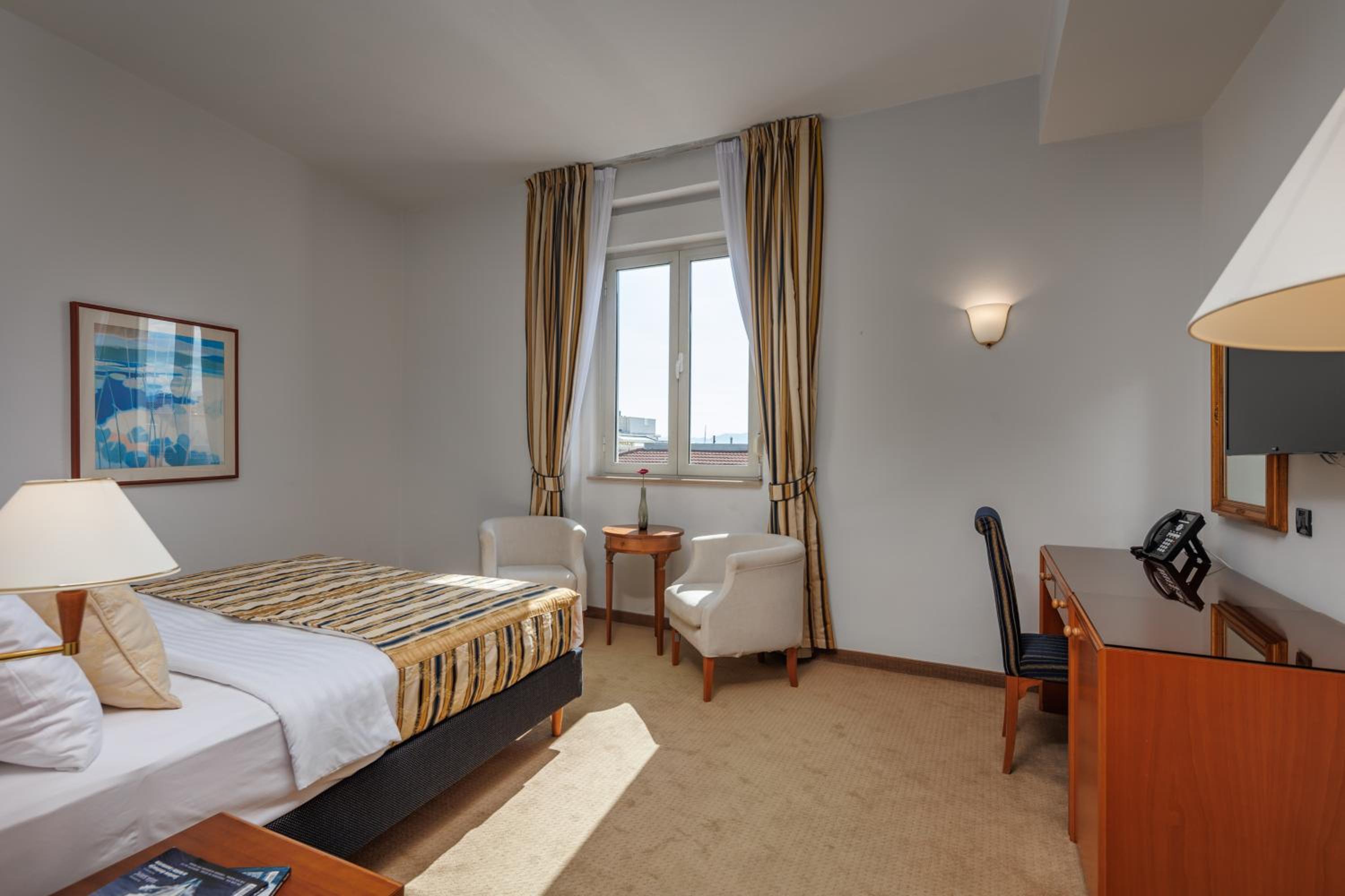 Standard Double or Twin Room - Photo 5