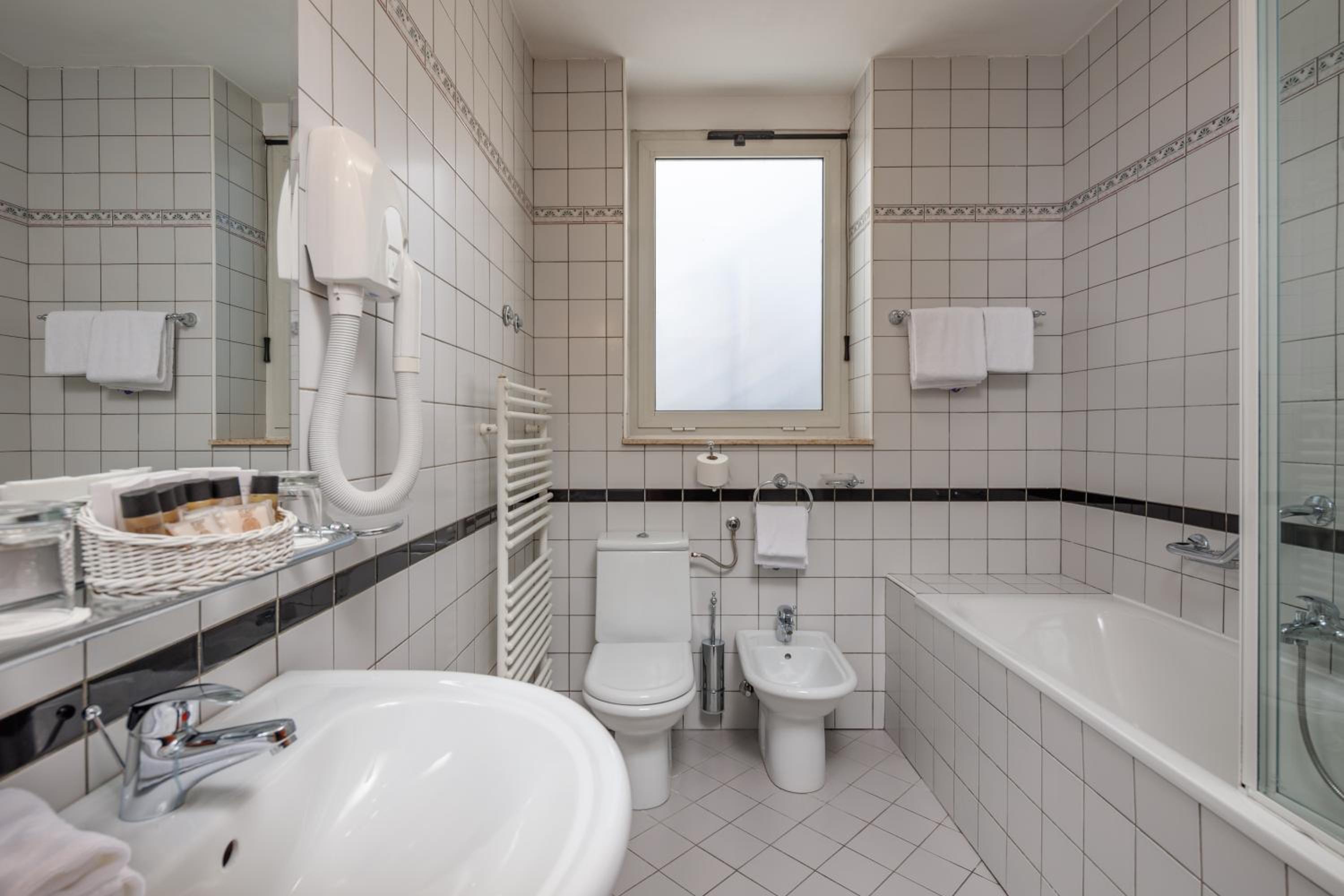 Standard Double or Twin Room - Photo 6