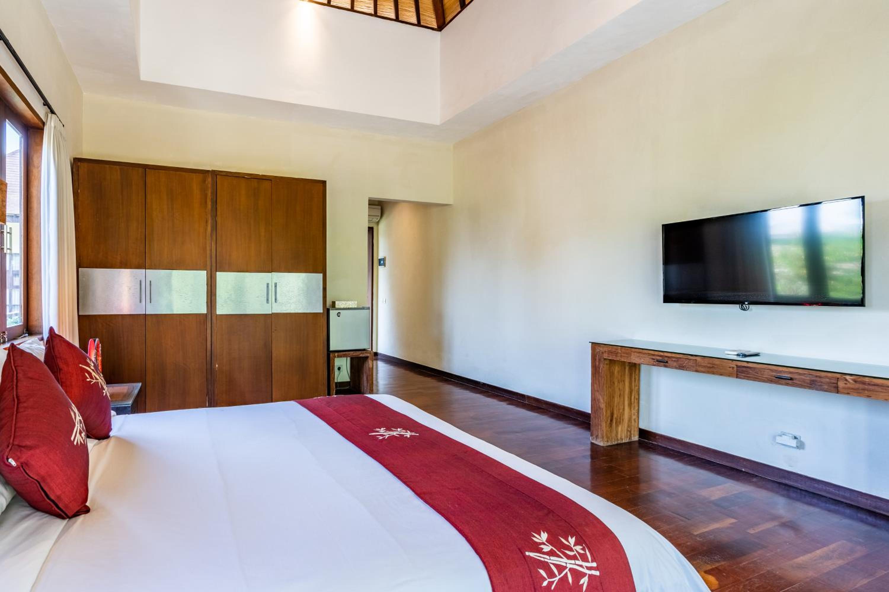 Three-Bedroom Villa - Photo 8