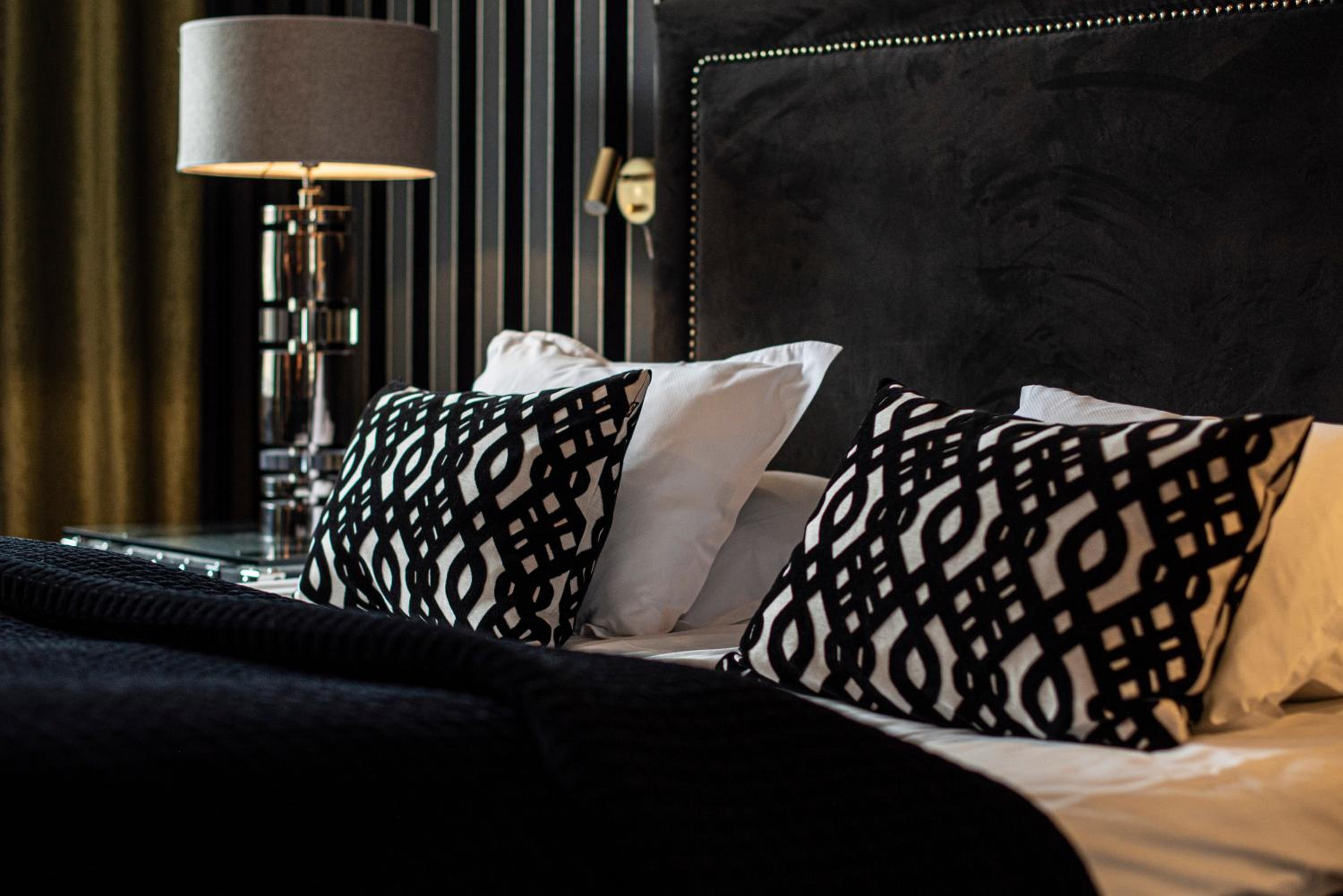 Premium Room with Balcony - Photo 10