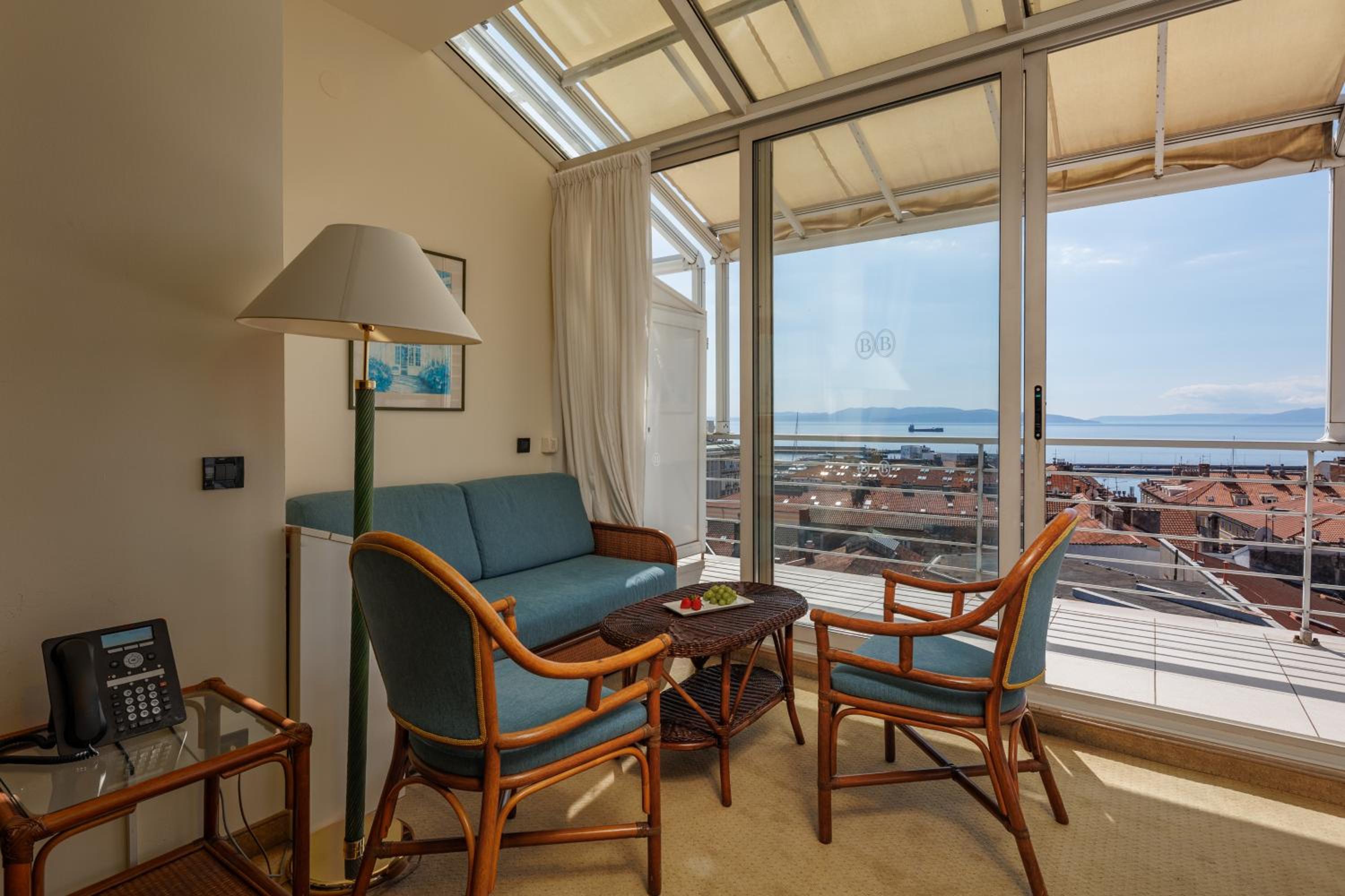 Premium Room with Balcony - Photo 4