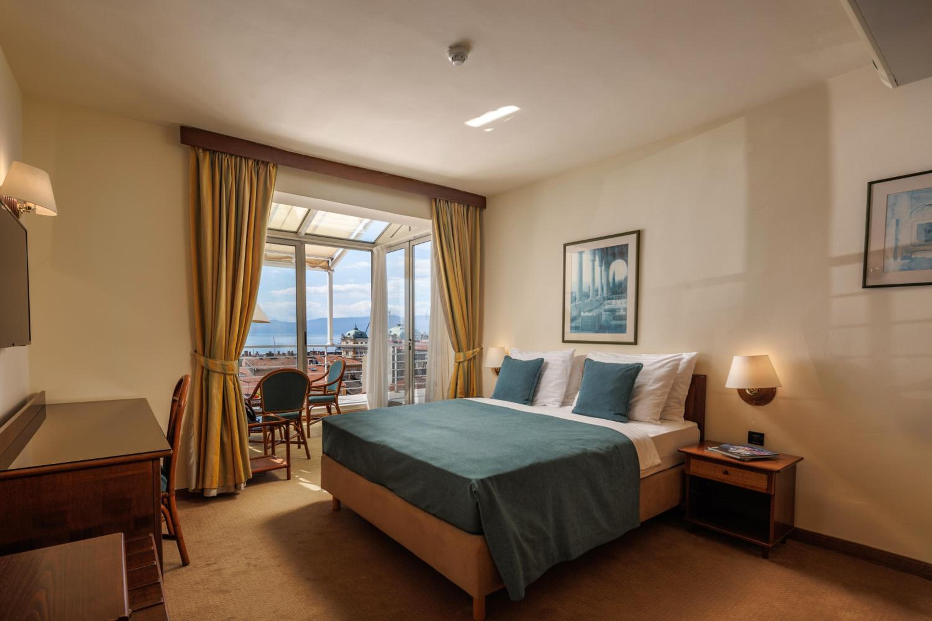 Premium Room with Balcony - Photo 3