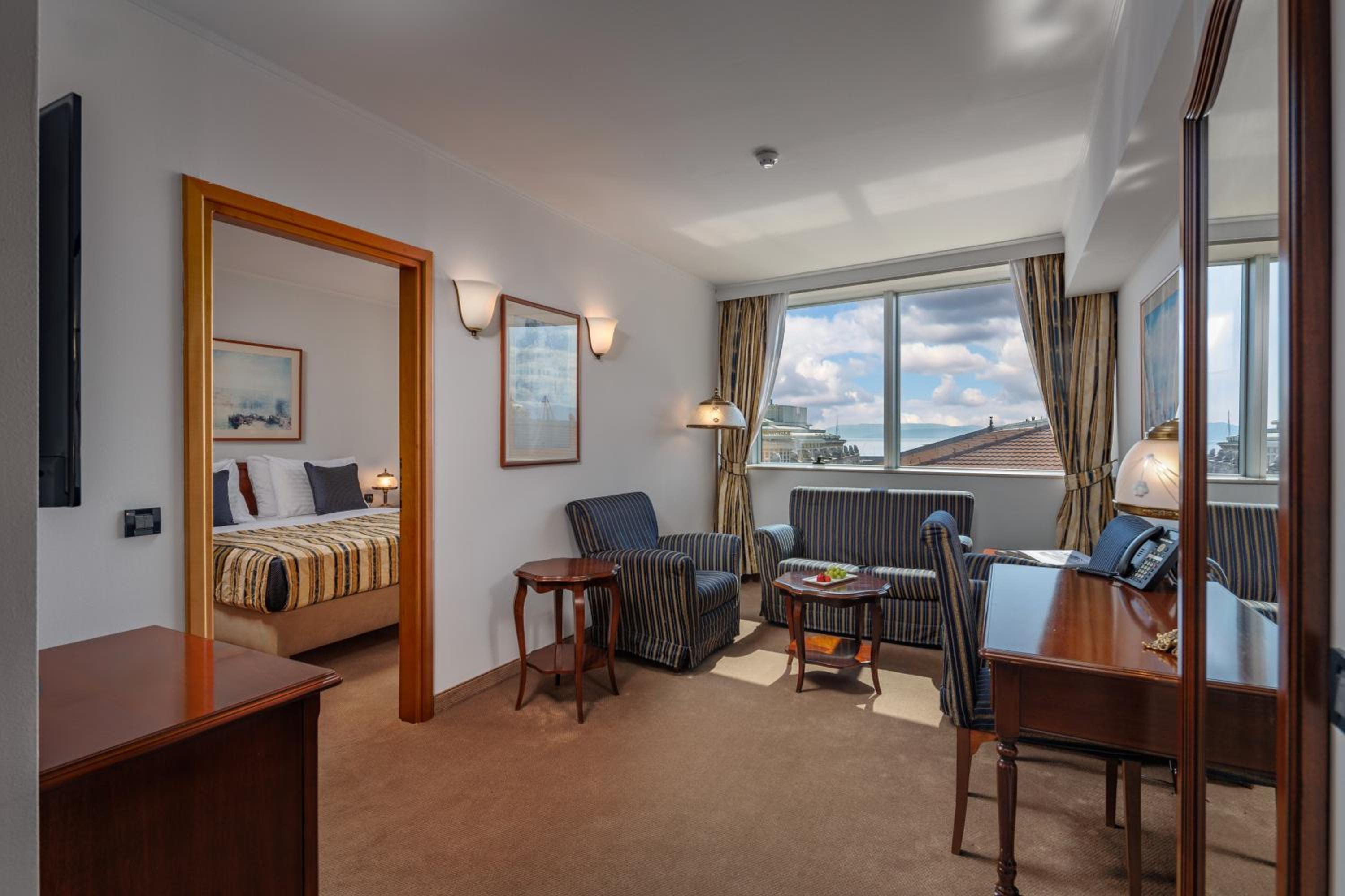 Suite - Photo 1