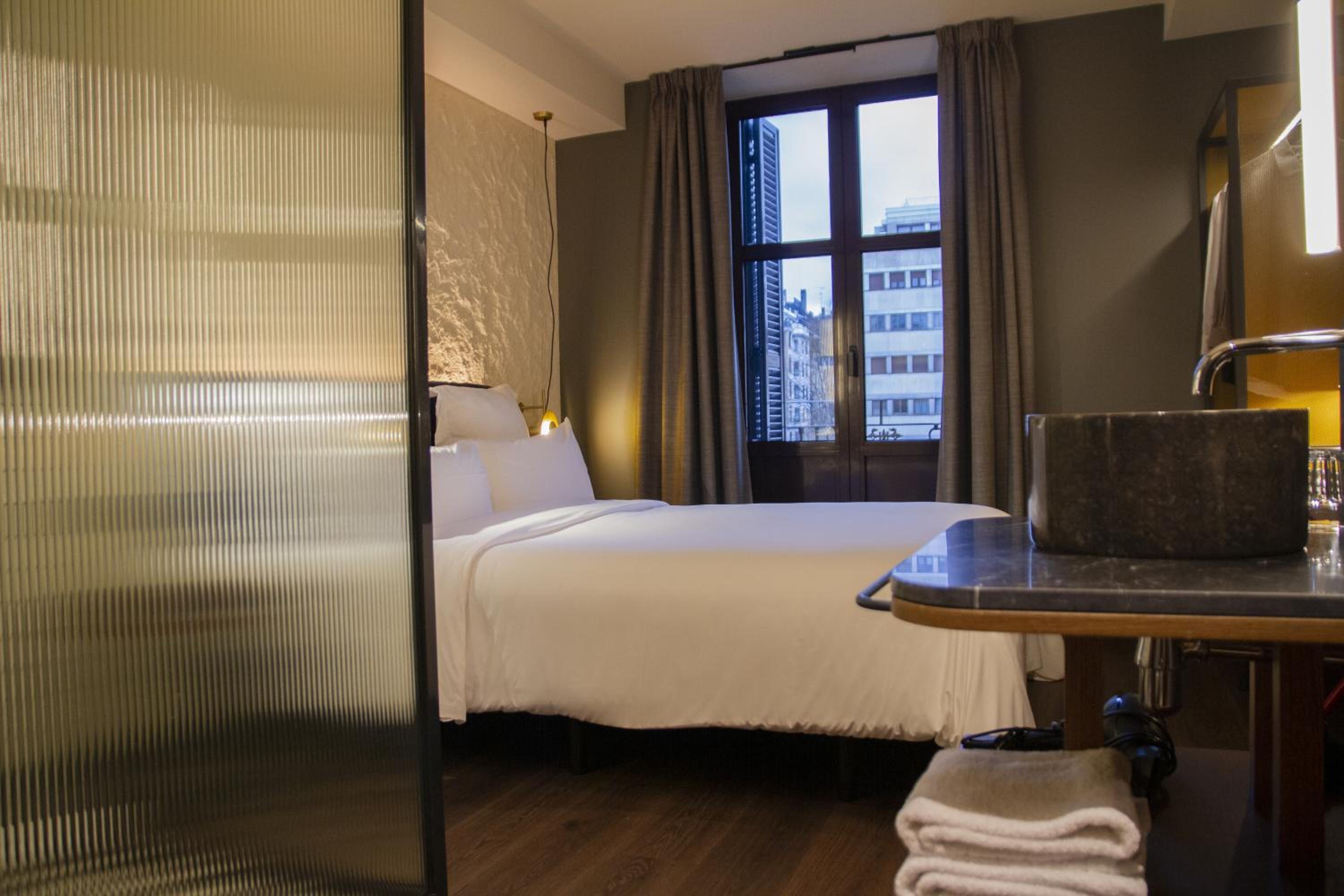 Standard Room with Balcony - Photo 4