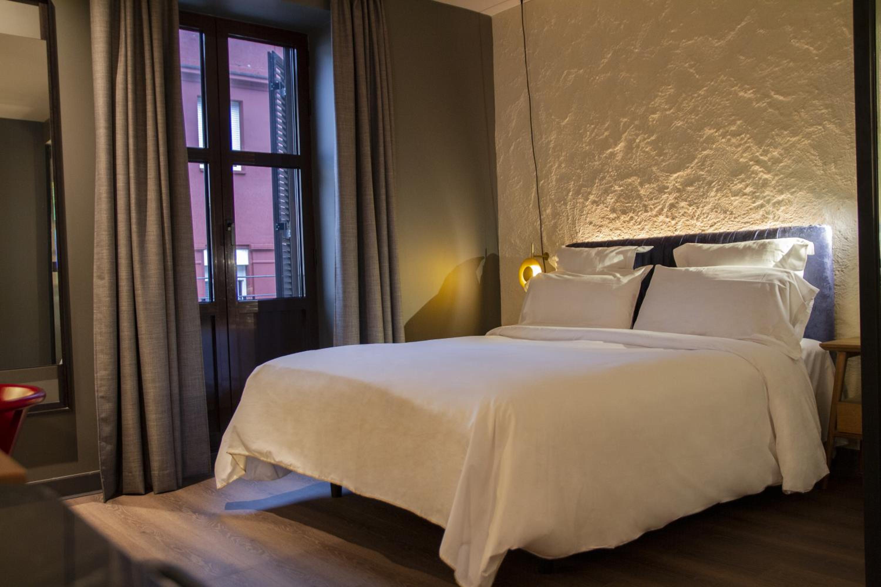 Standard Room with Balcony - Photo 2