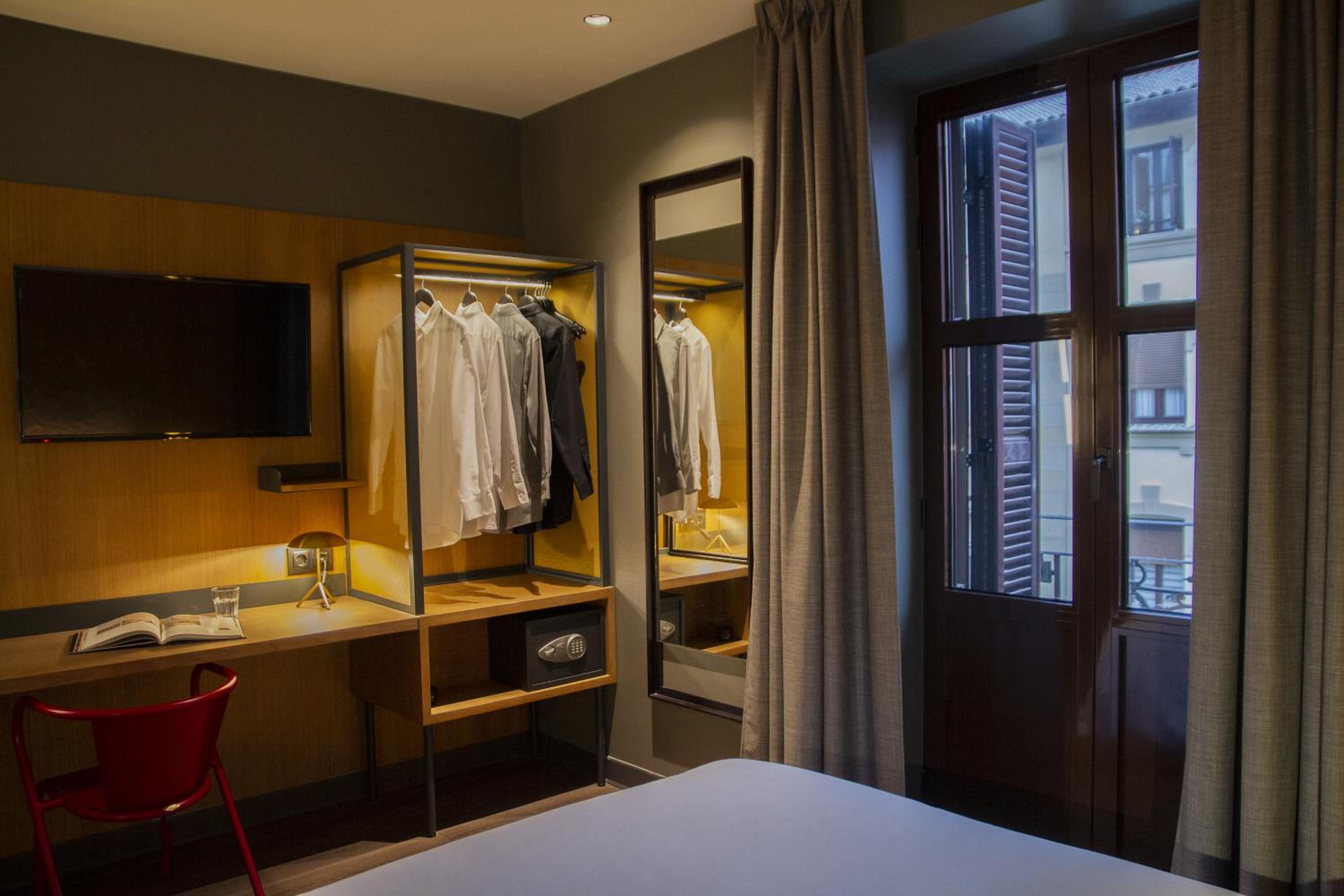 Standard Room with Balcony - Photo 5