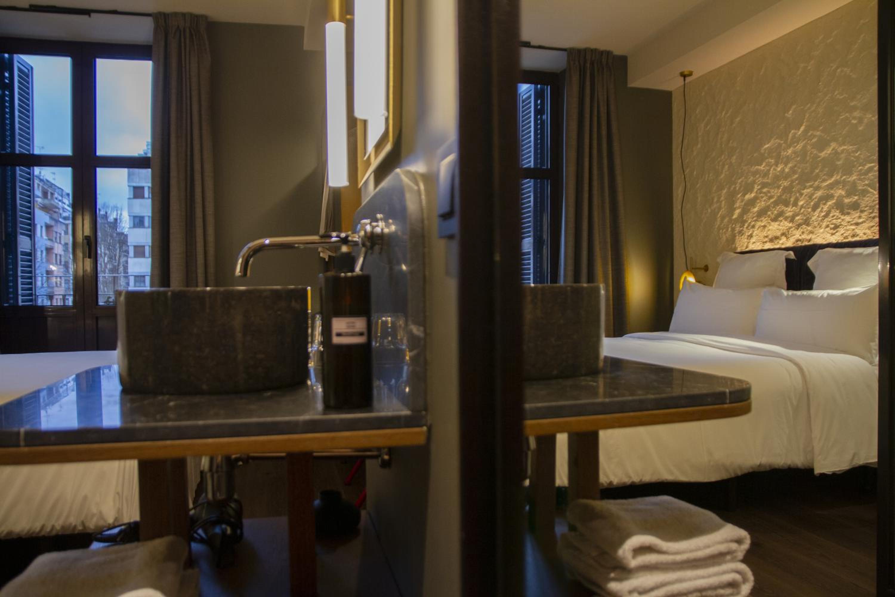 Standard Room with Balcony - Photo 6