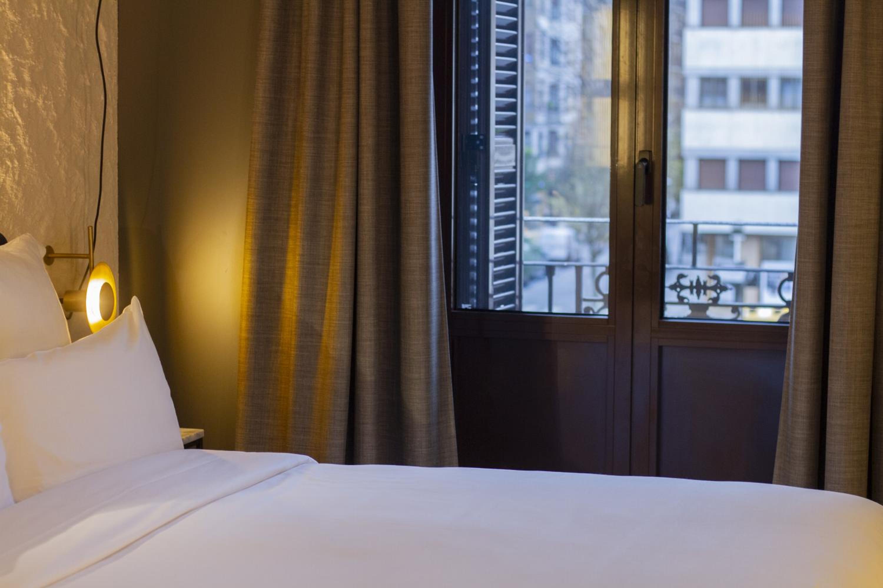 Standard Room with Balcony - Photo 3