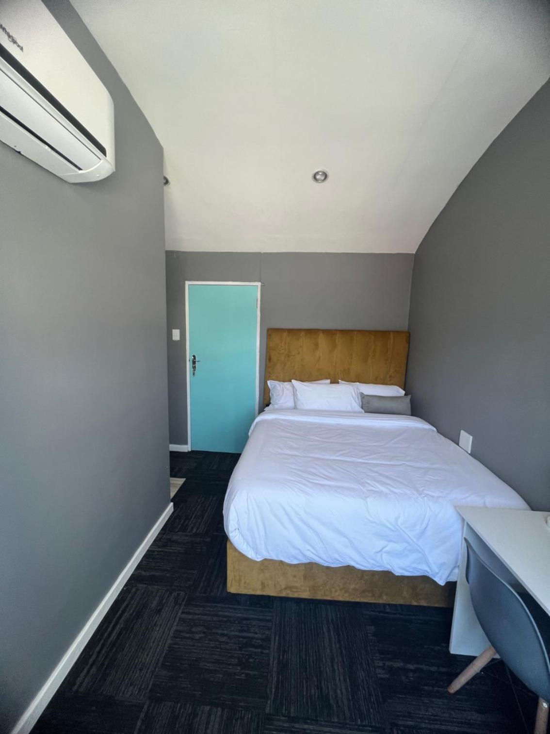 Suite with Mountain View - Photo 9