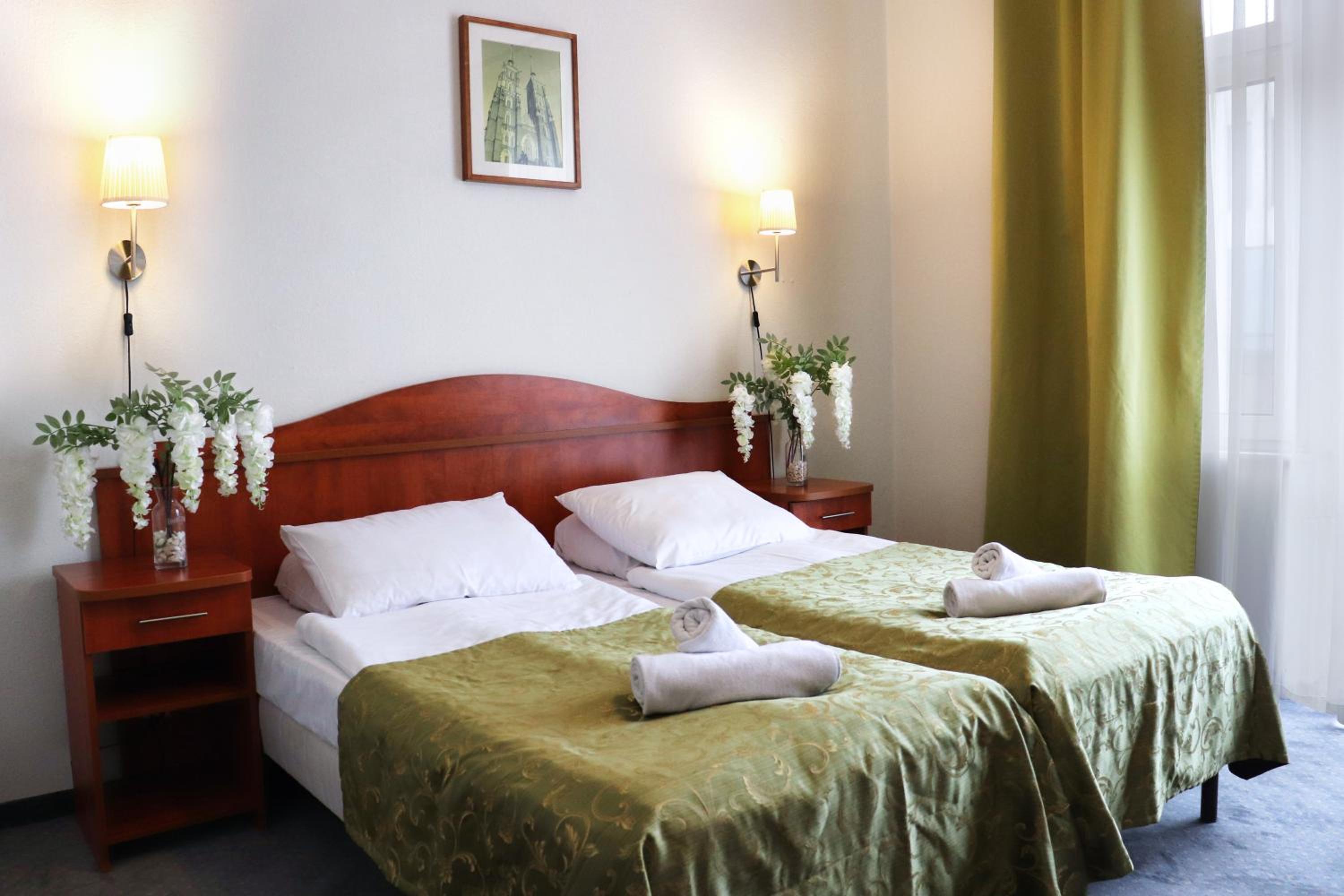 Standard Twin Room - Photo 2
