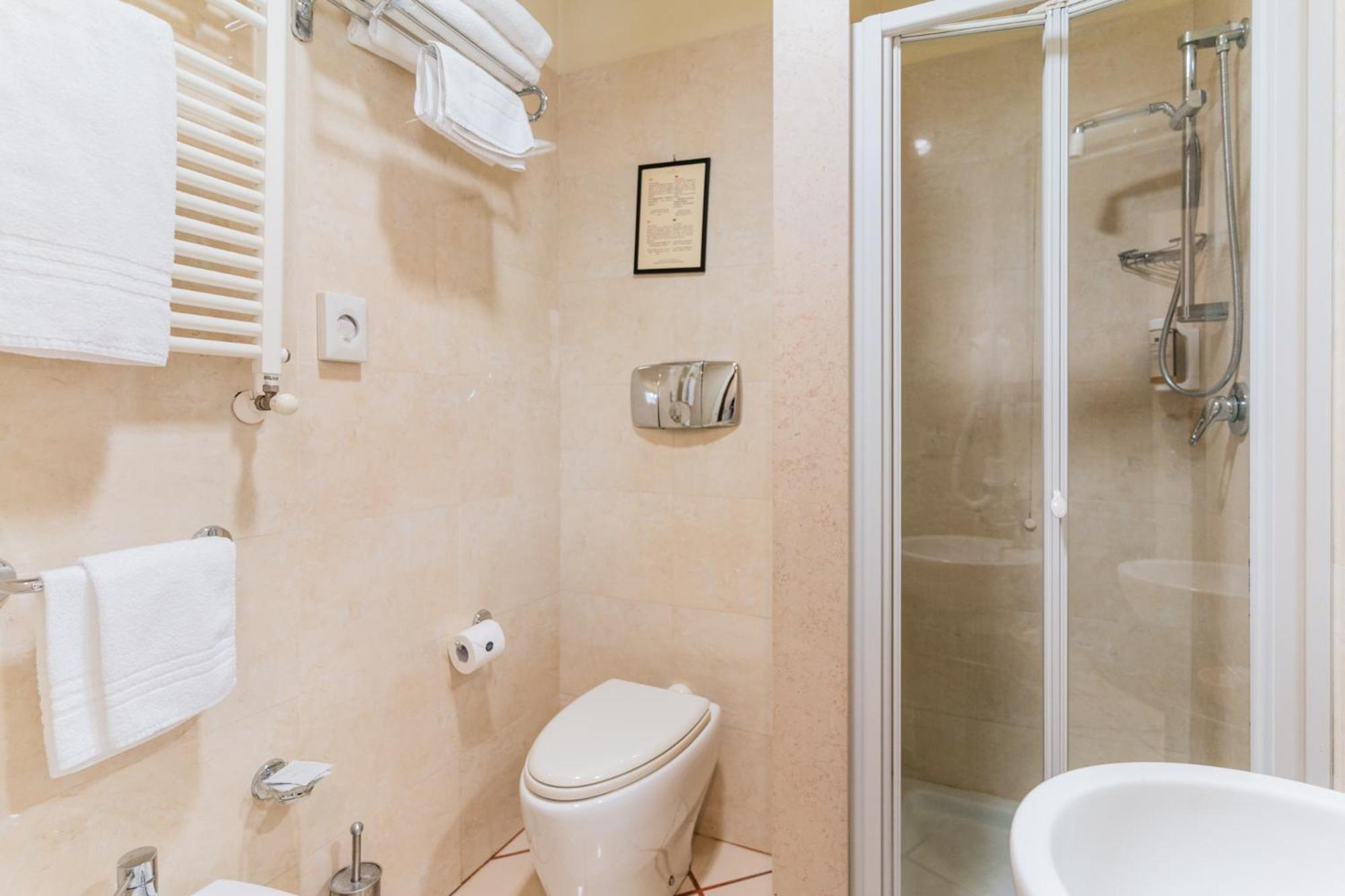 Standard Double Or Twin Room - Photo 4