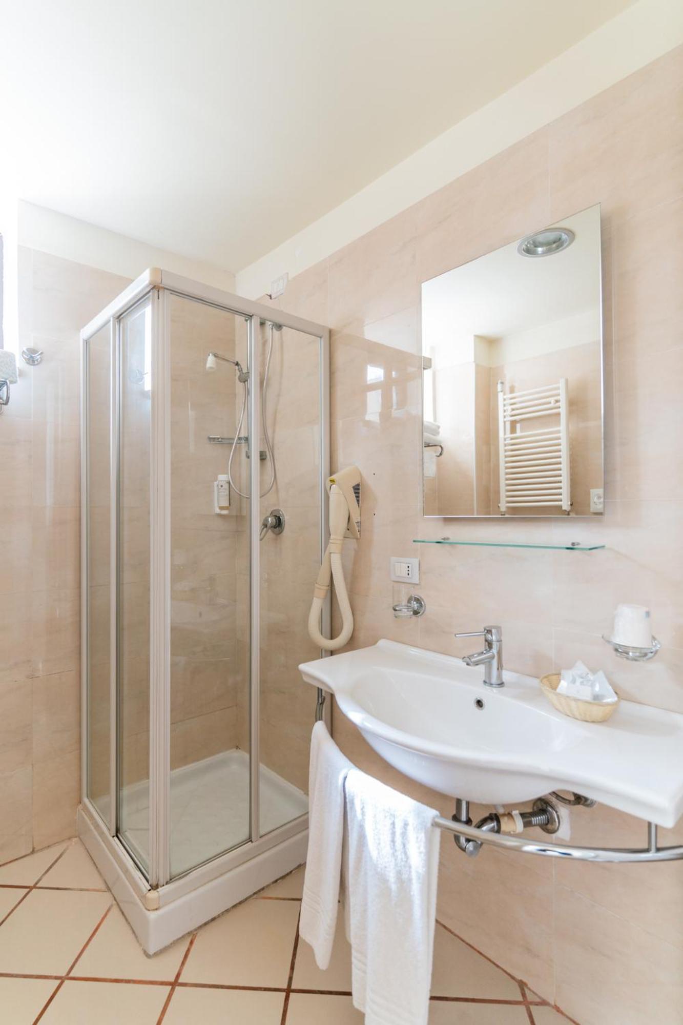 Standard Double Or Twin Room - Photo 16