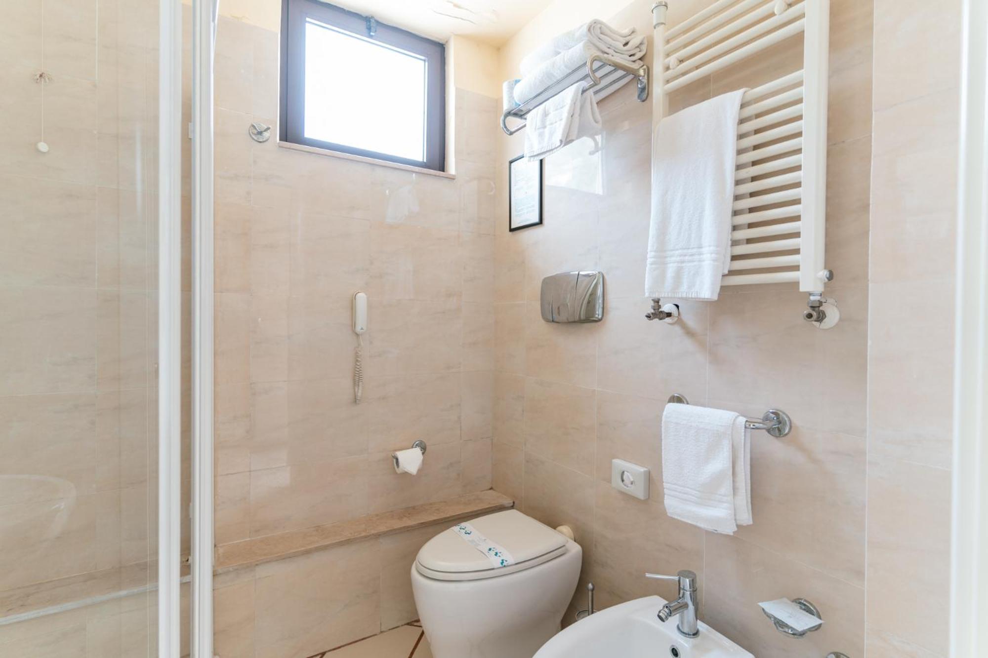 Deluxe Double Or Twin Room - Photo 15