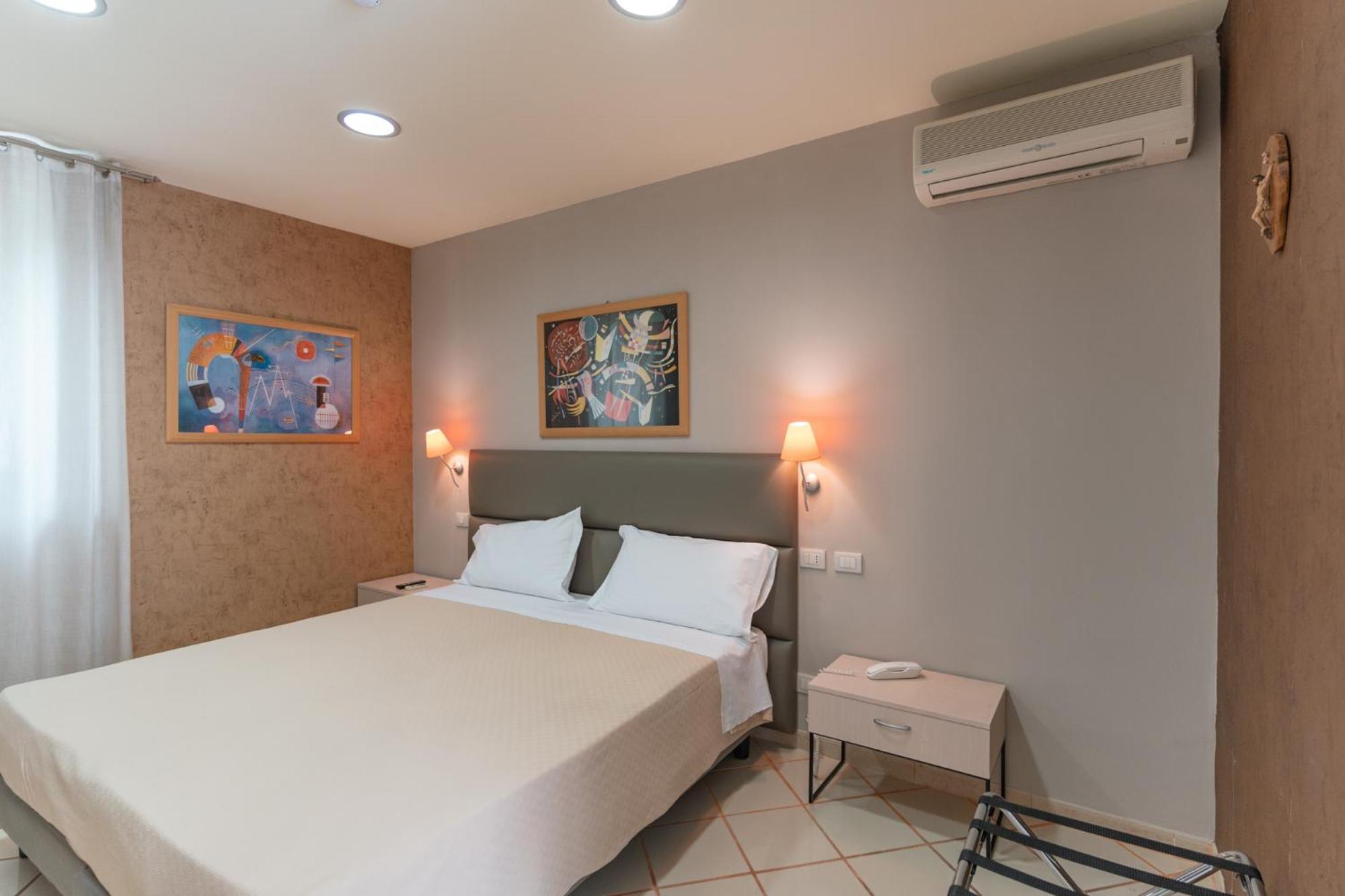 Standard Double Or Twin Room - Photo 17