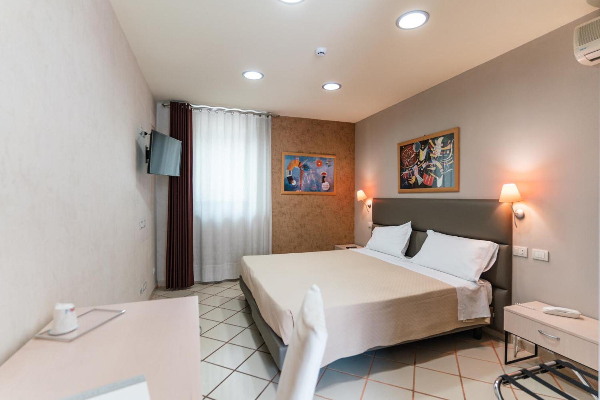 Standard Double Or Twin Room - Photo 19