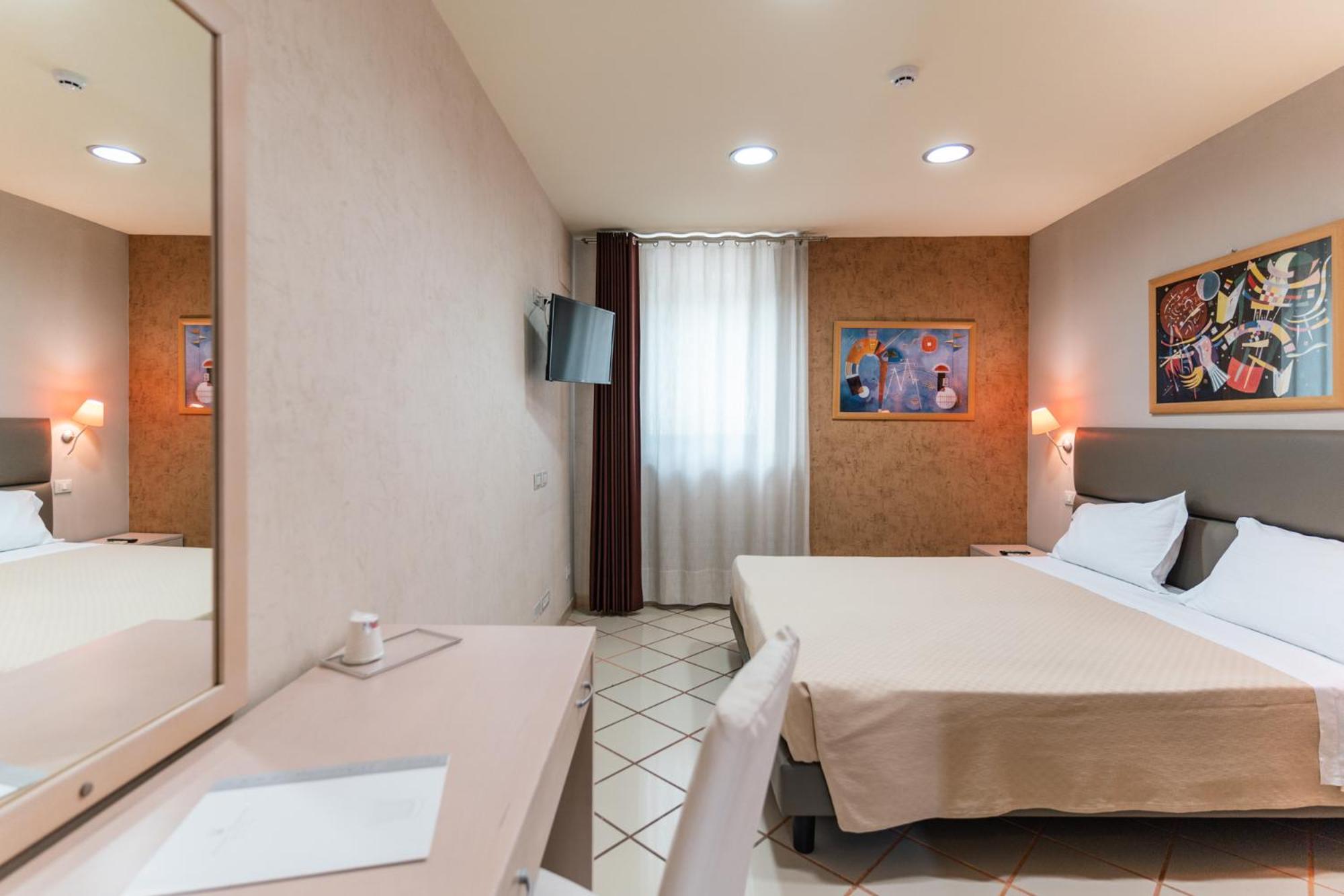 Standard Double Or Twin Room - Photo 5