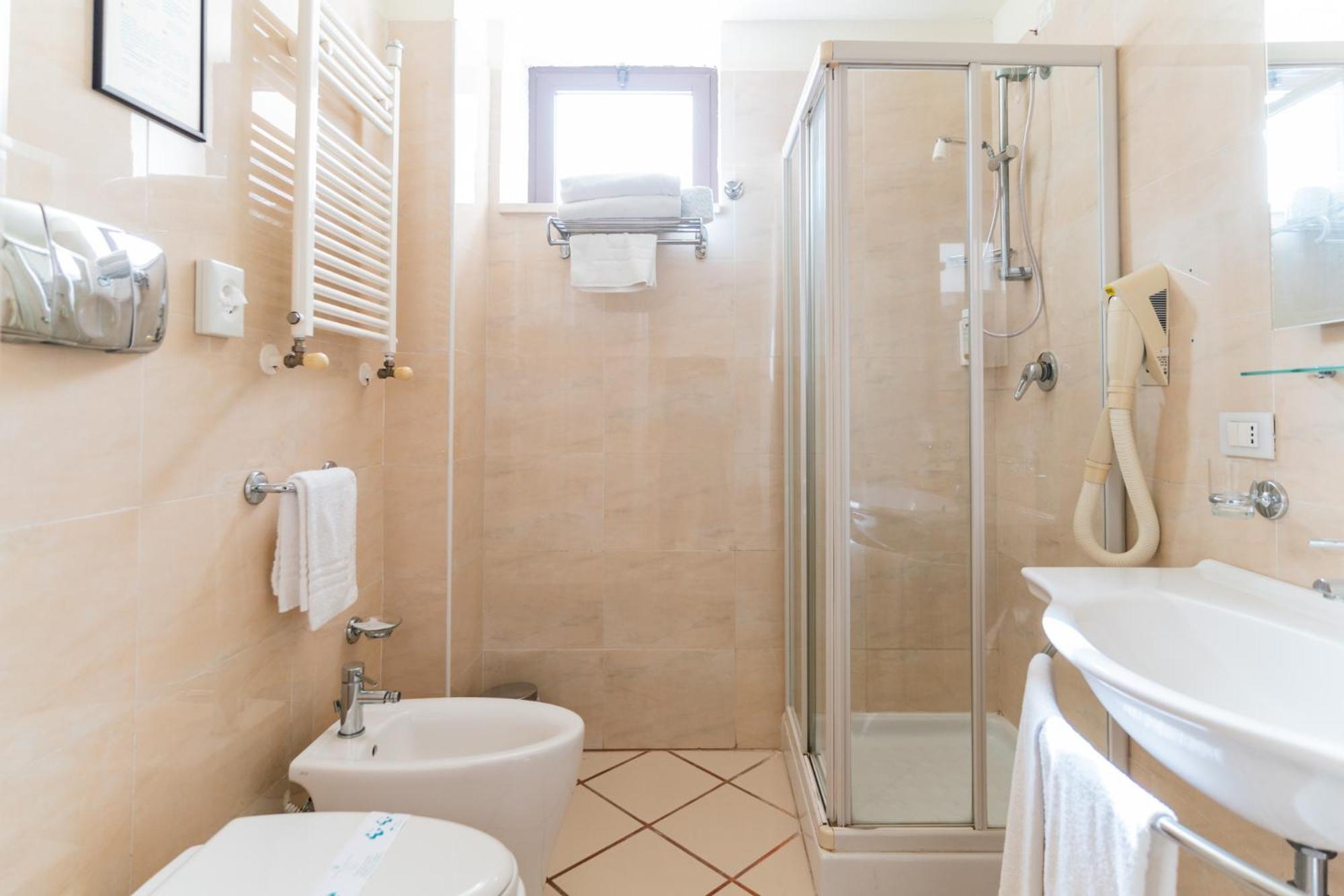 Deluxe Double Or Twin Room - Photo 21
