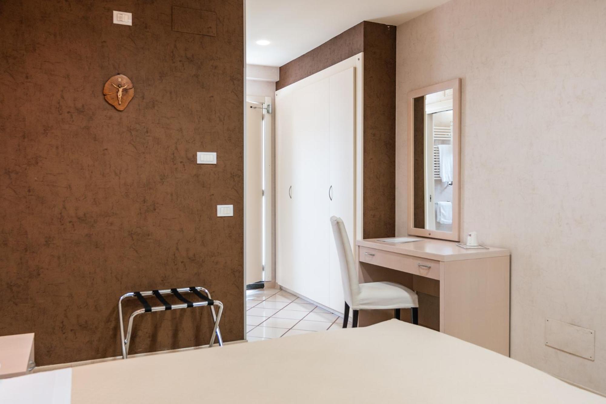 Standard Double Or Twin Room - Photo 7