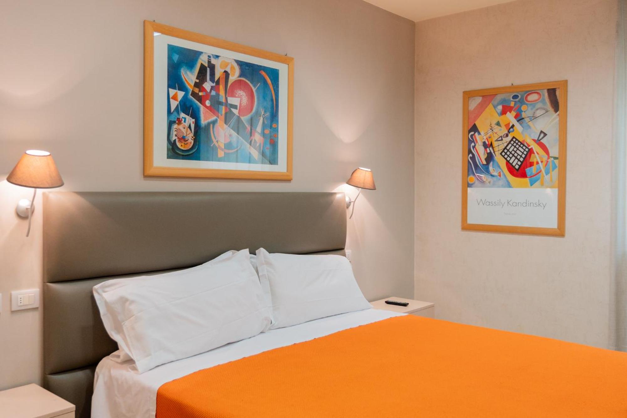 Standard Double Or Twin Room - Photo 8