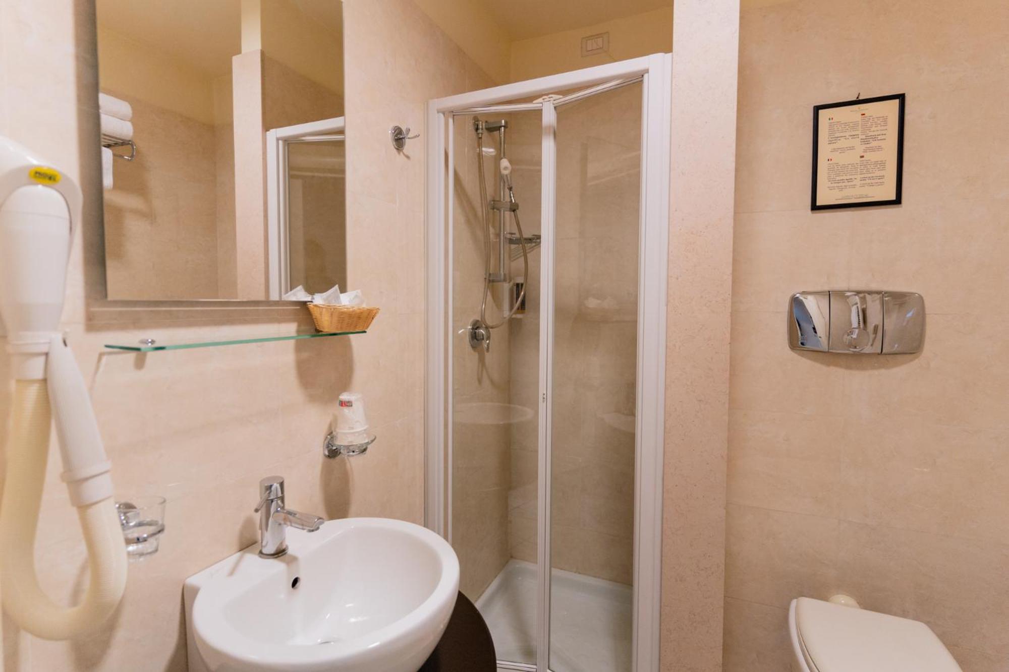 Standard Double Or Twin Room - Photo 9
