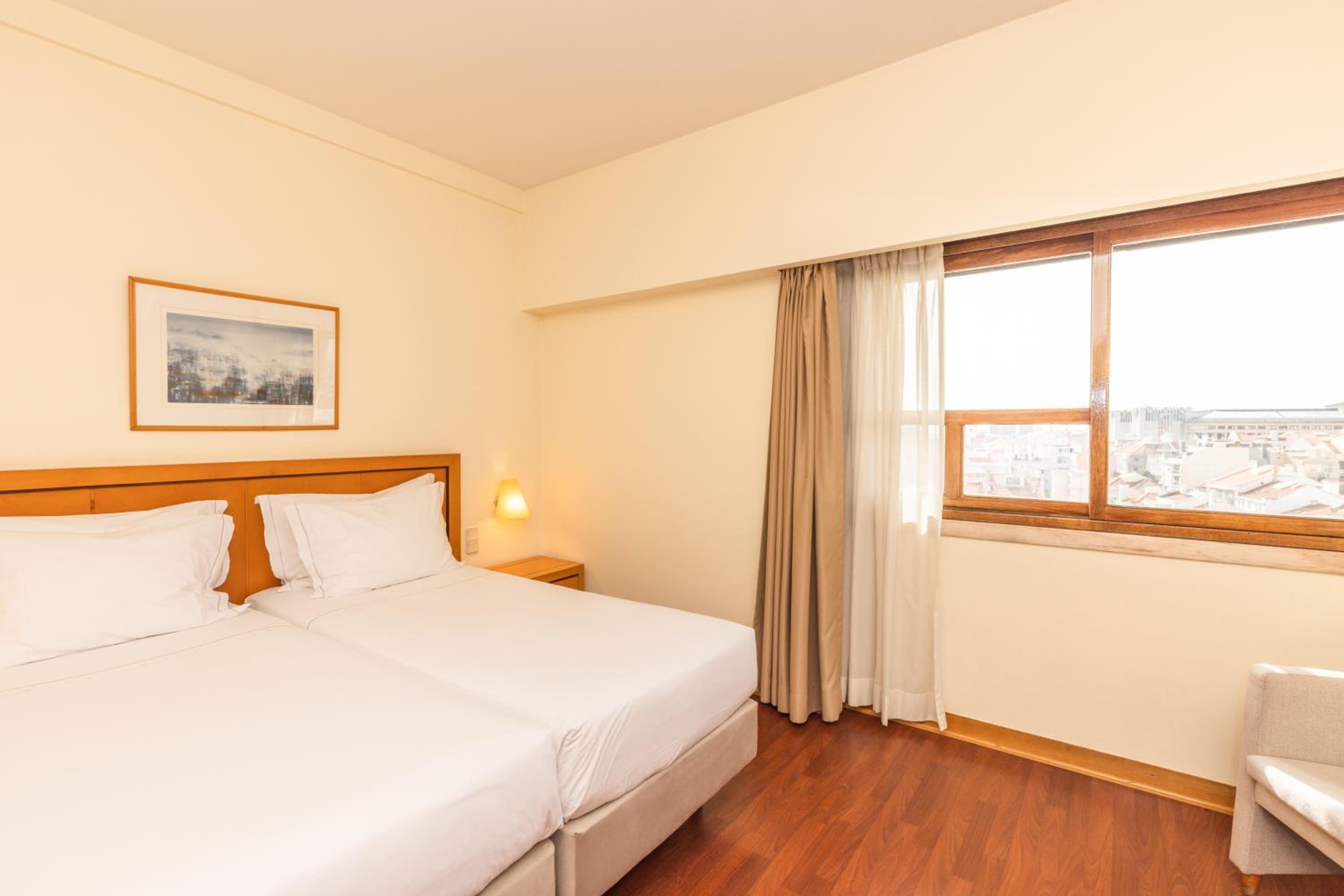 Standard Double or Twin Room - Photo 8
