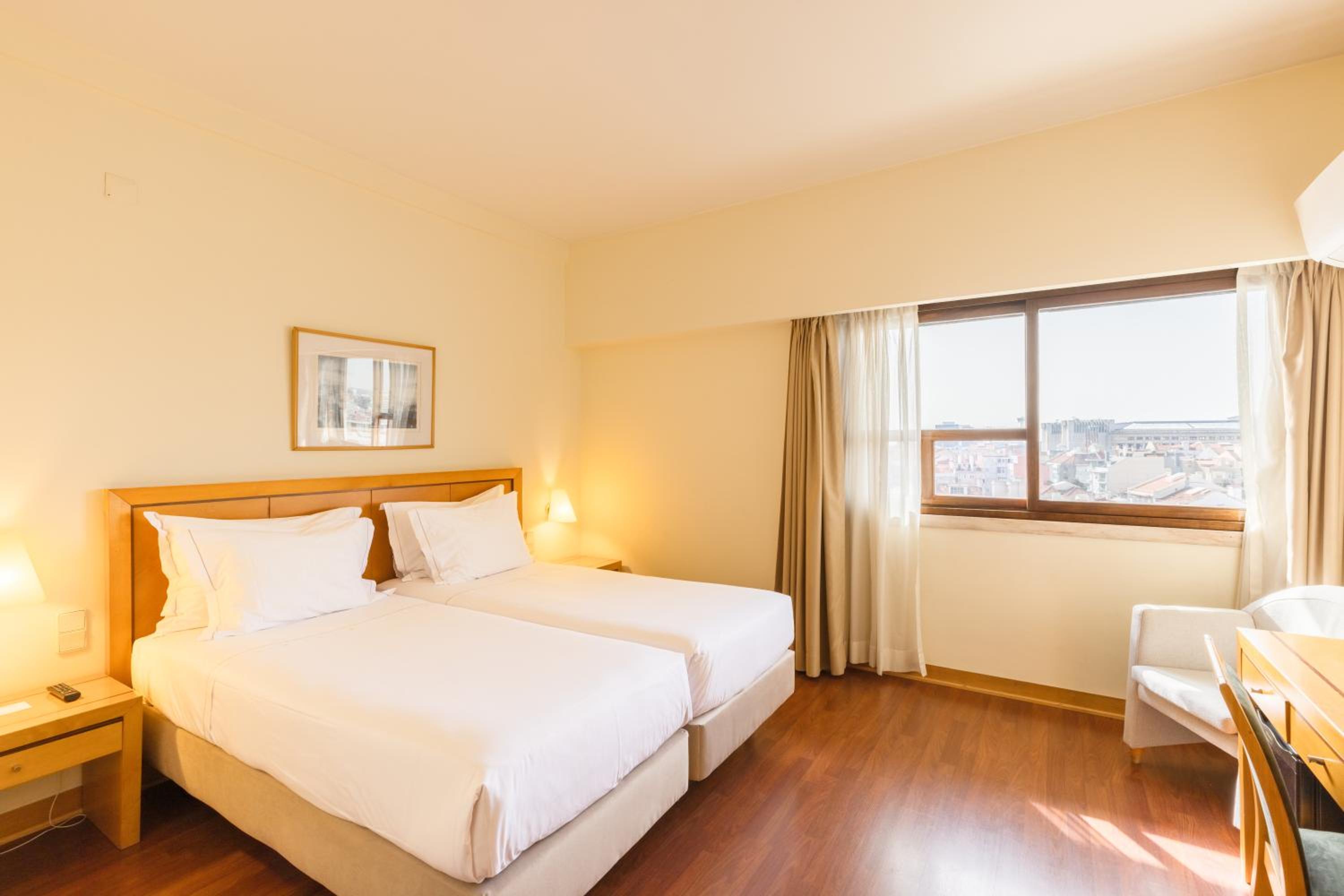 Standard Double or Twin Room - Photo 9