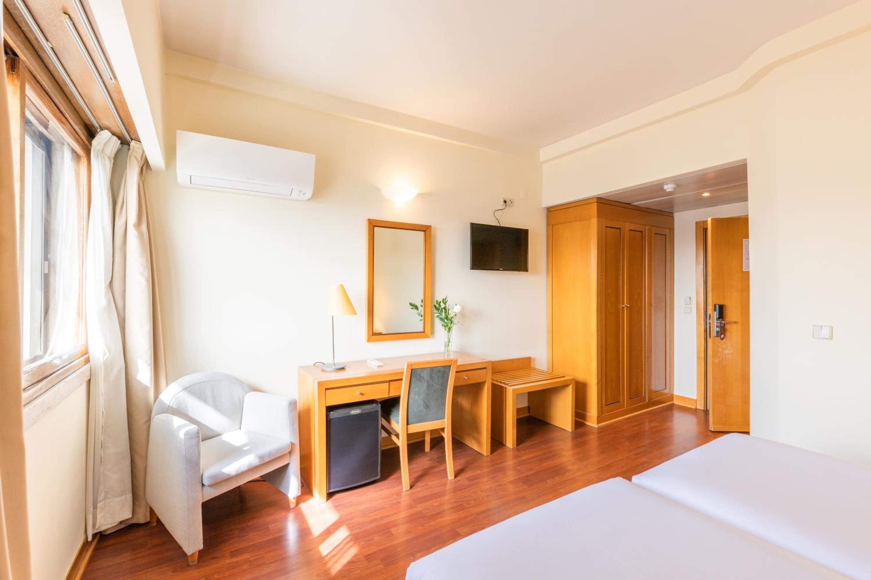 Standard Double or Twin Room - Photo 6