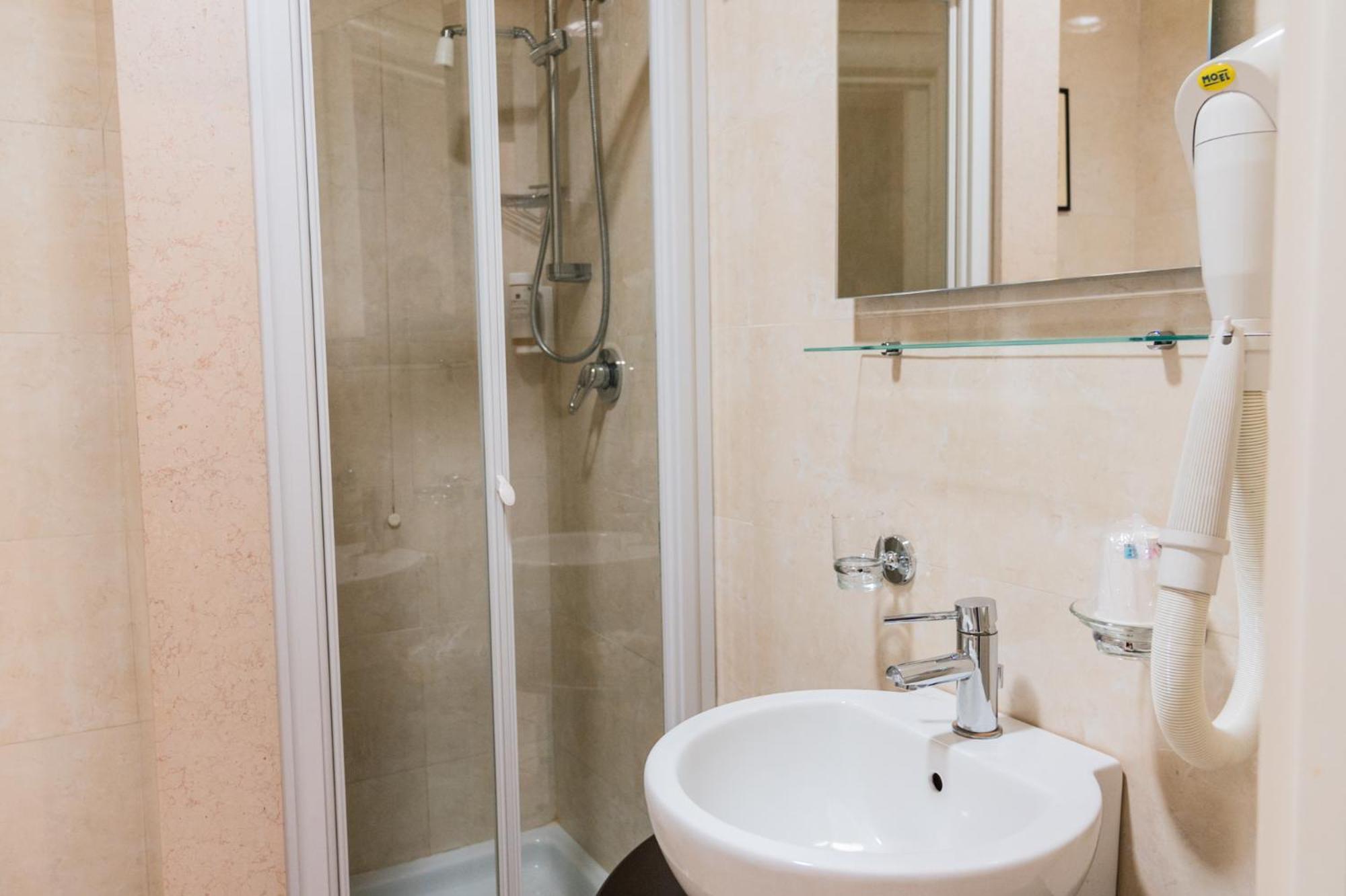 Standard Double Or Twin Room - Photo 10