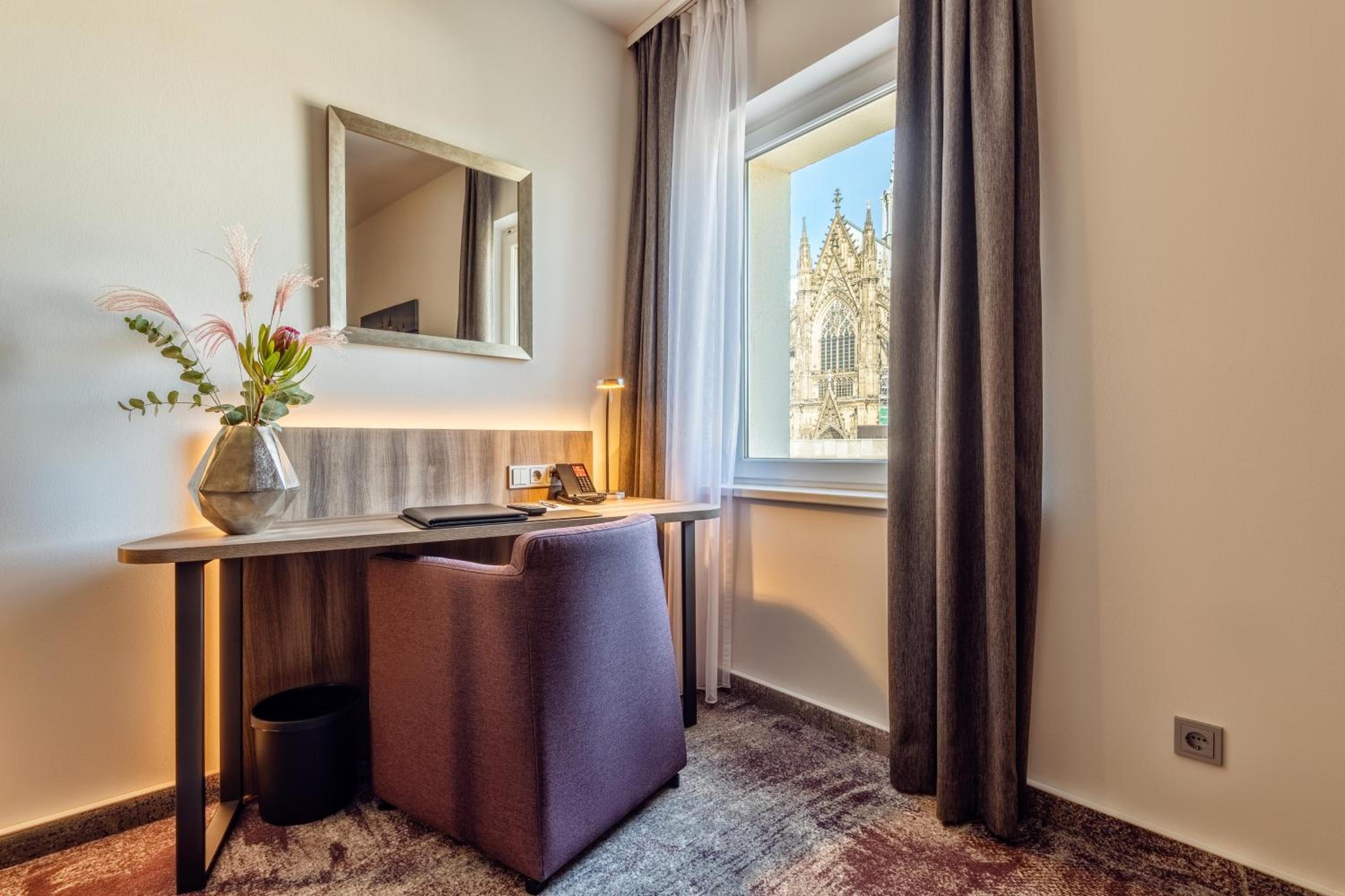 Superior Twin Room with Cathedral View thumbnail 6