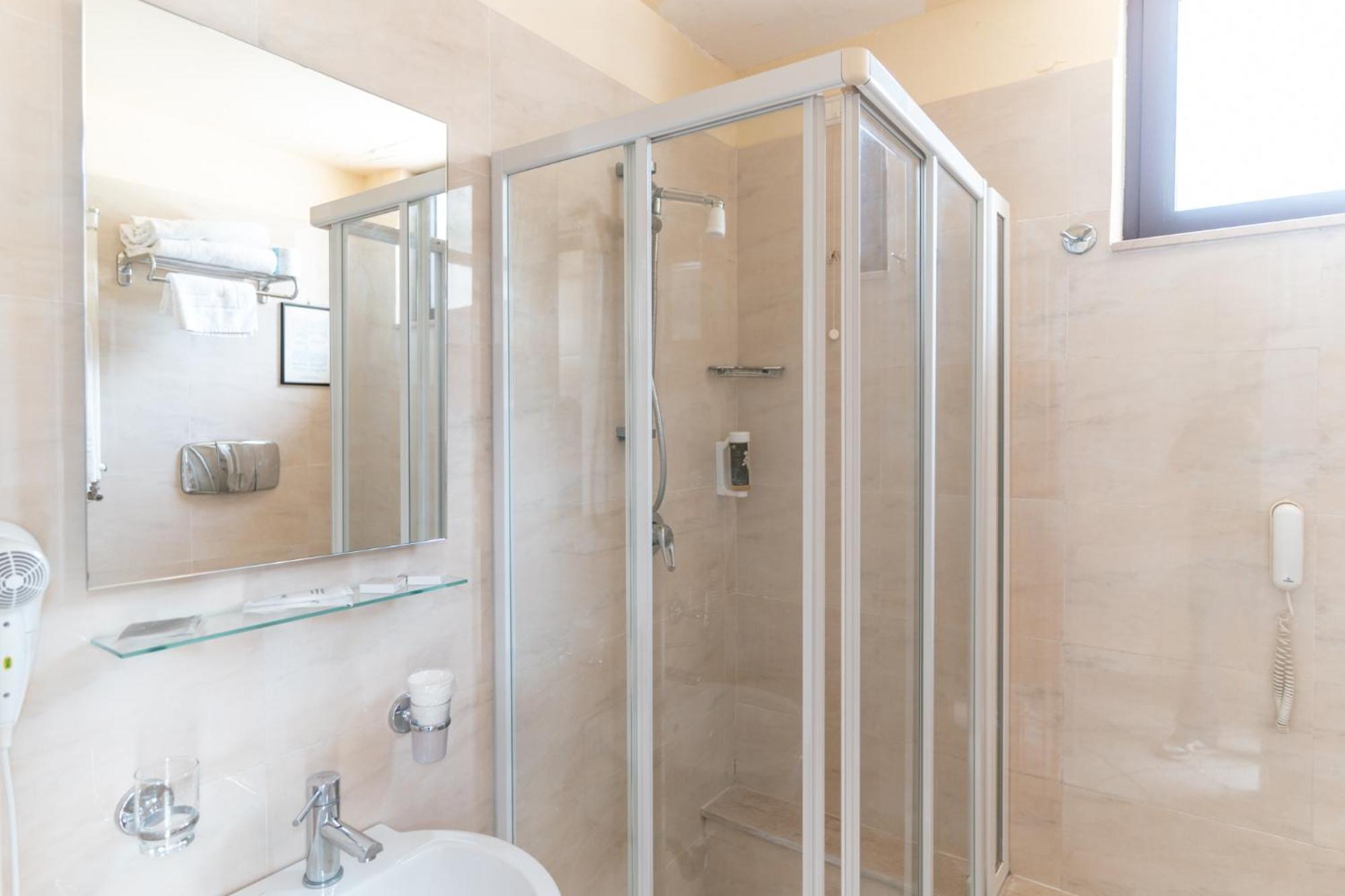 Deluxe Double Or Twin Room - Photo 3