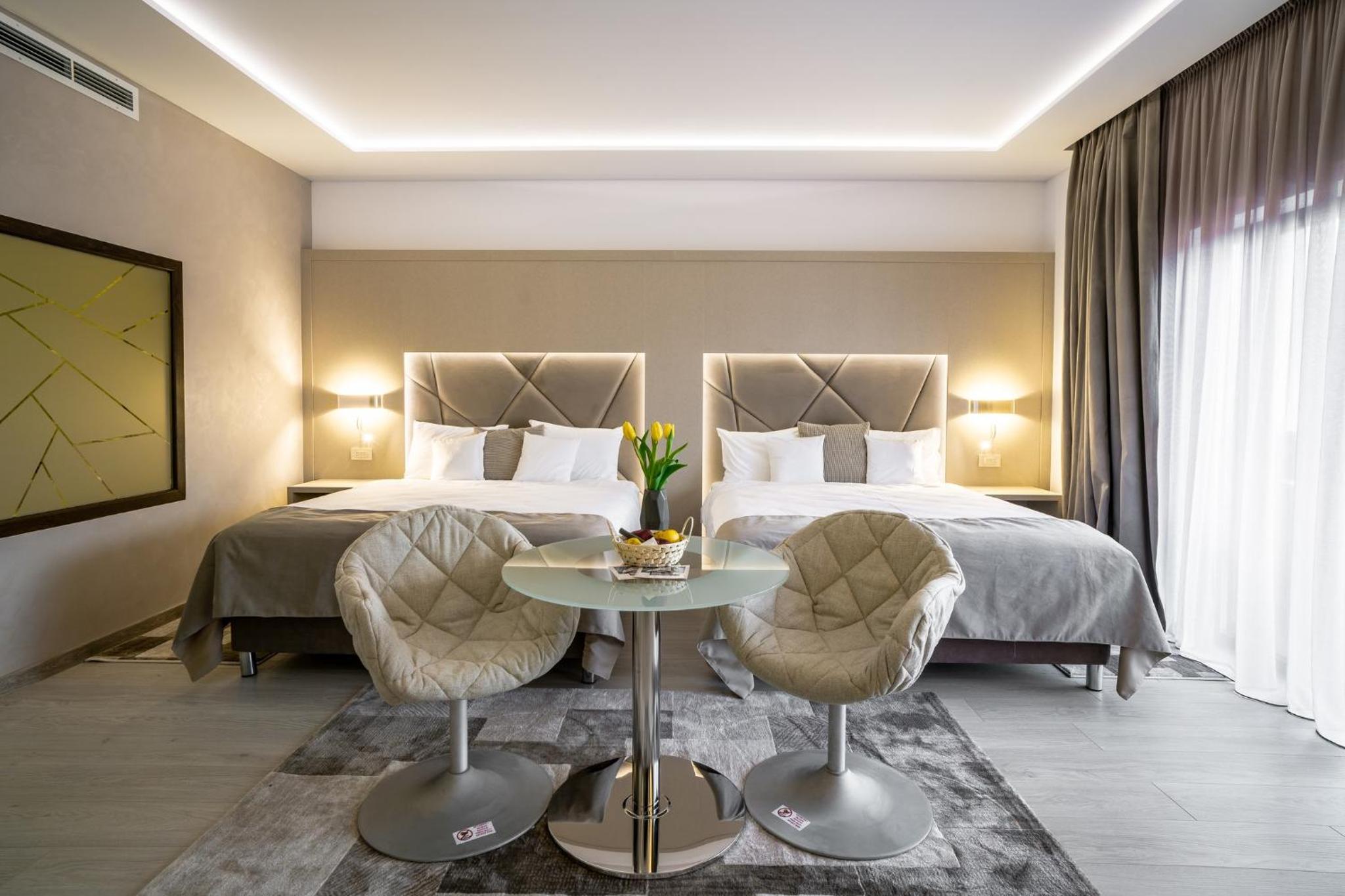 Junior Suite with Balcony - Photo 5