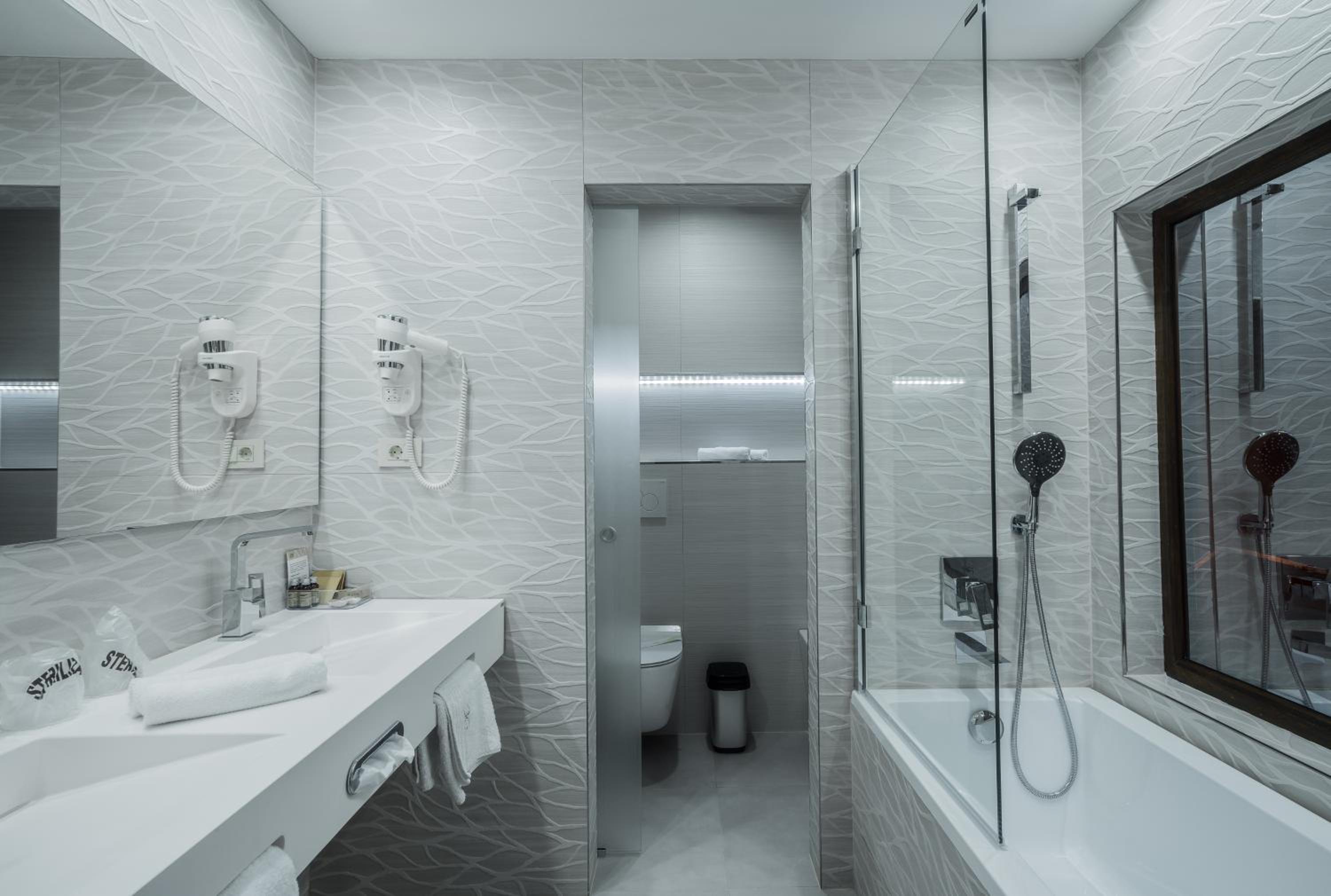 Junior Suite with Balcony - Photo 6