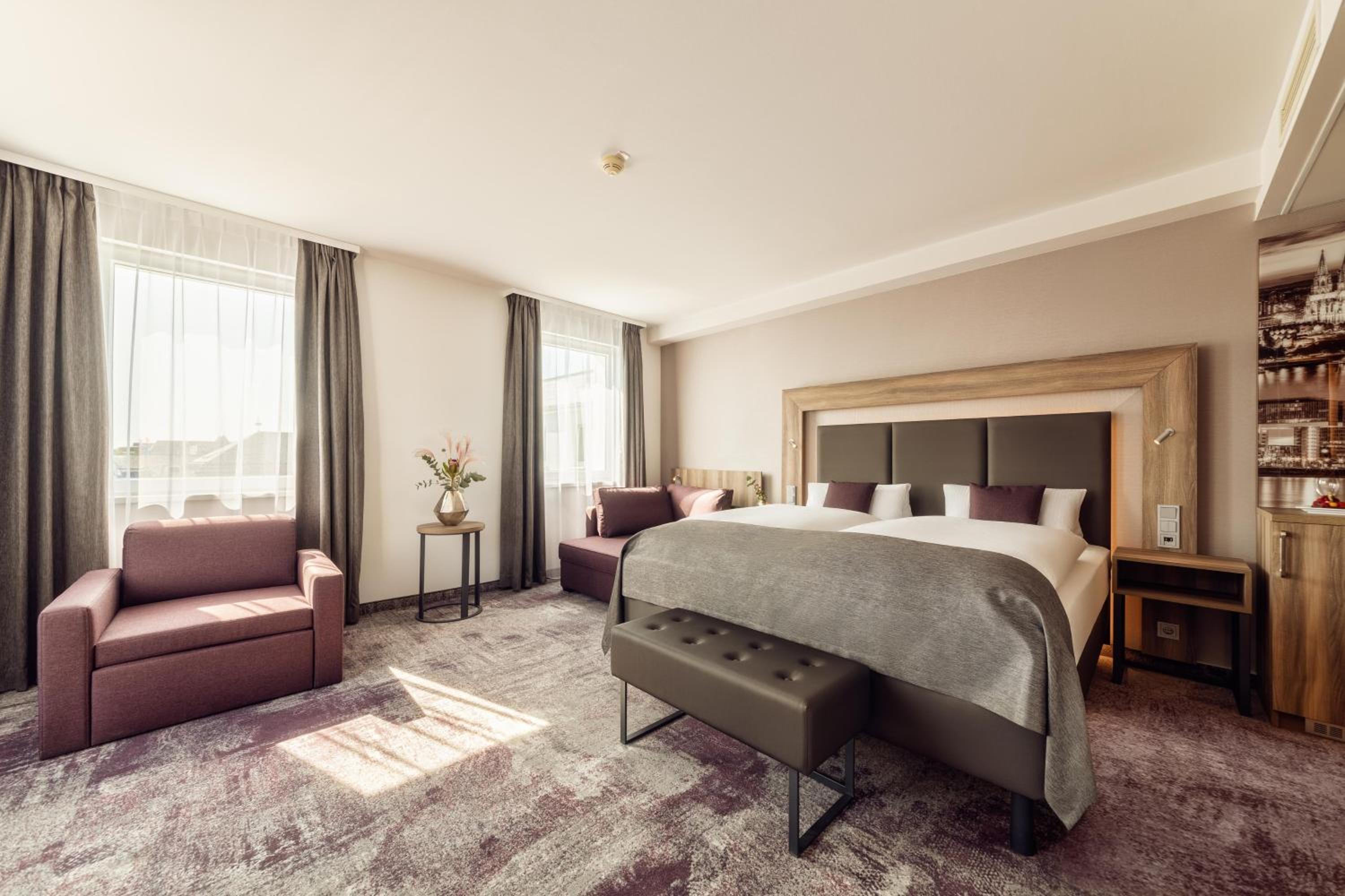 Junior Suite with Terrace and Cathedral View thumbnail 5